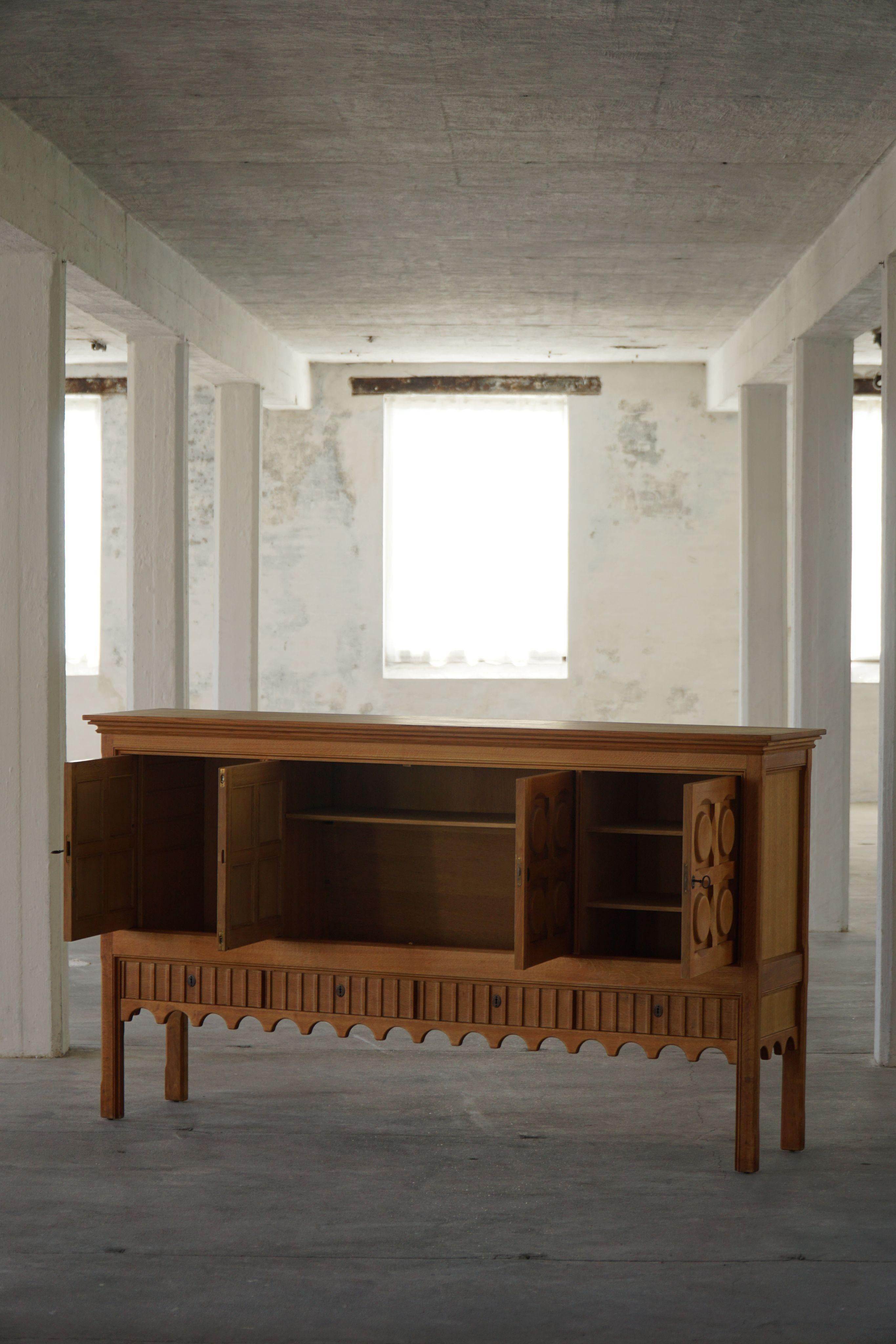 Henning Kjærnulf, Modernité danoise du milieu du siècle, Buffet en chêne, Nyrup Møbelfabrik Bon état - En vente à Odense, DK