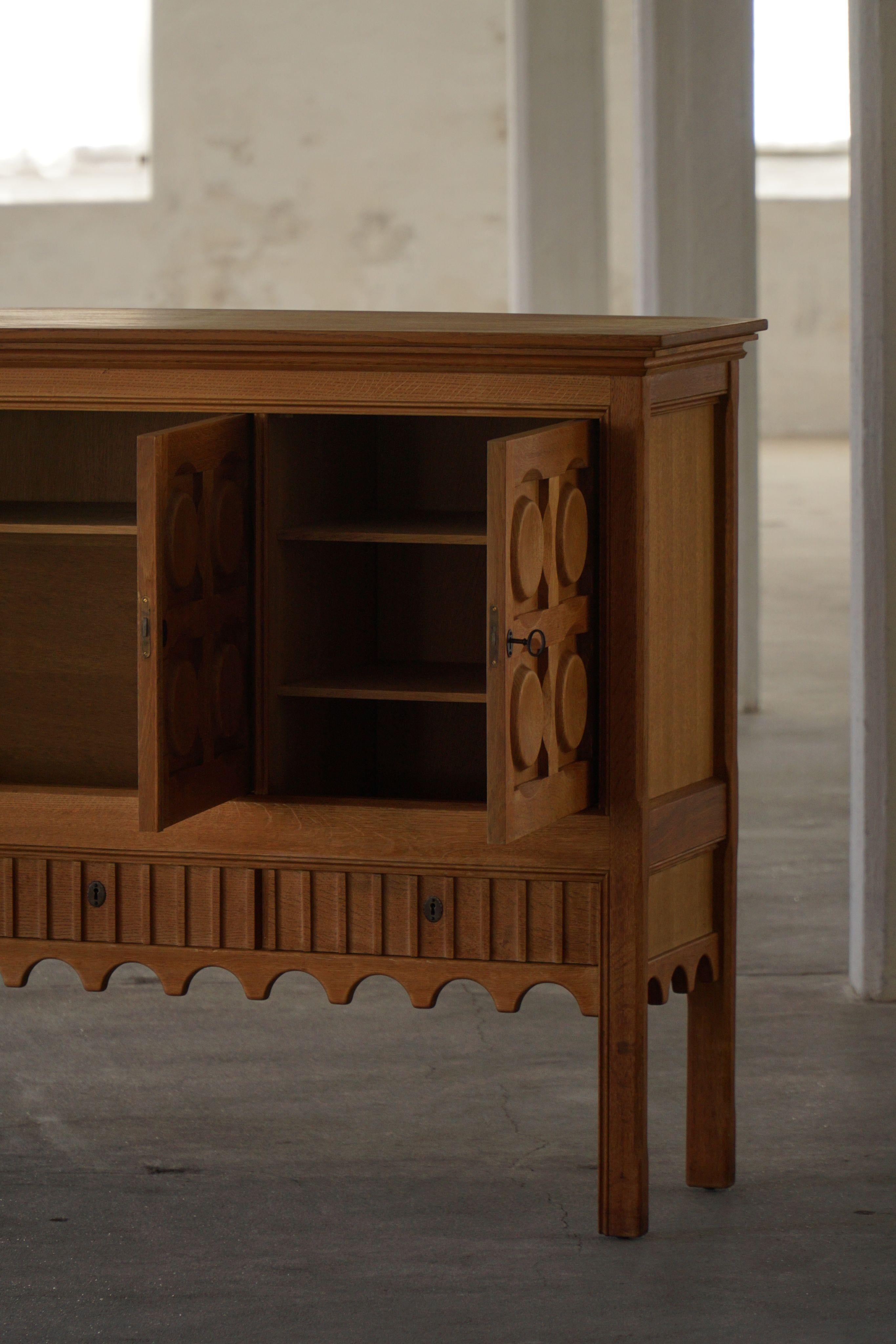Henning Kjærnulf, Modernité danoise du milieu du siècle, Buffet en chêne, Nyrup Møbelfabrik en vente 2