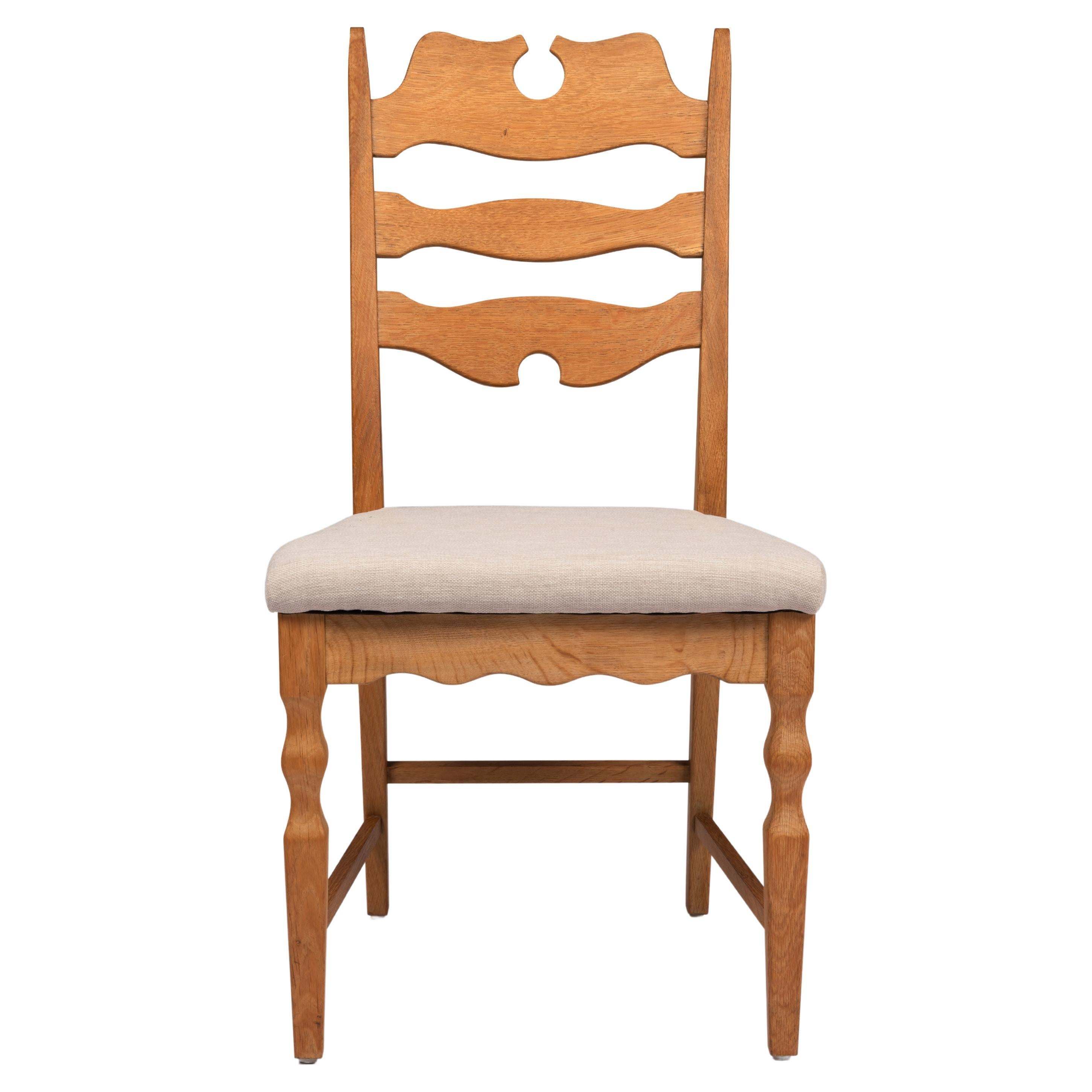 Chaises de salle à manger Henning Kjærnulf en chêne recouvertes d'une toile chinée. Belle et pure. Fabriqué par EG Möbler dans les années 1960.