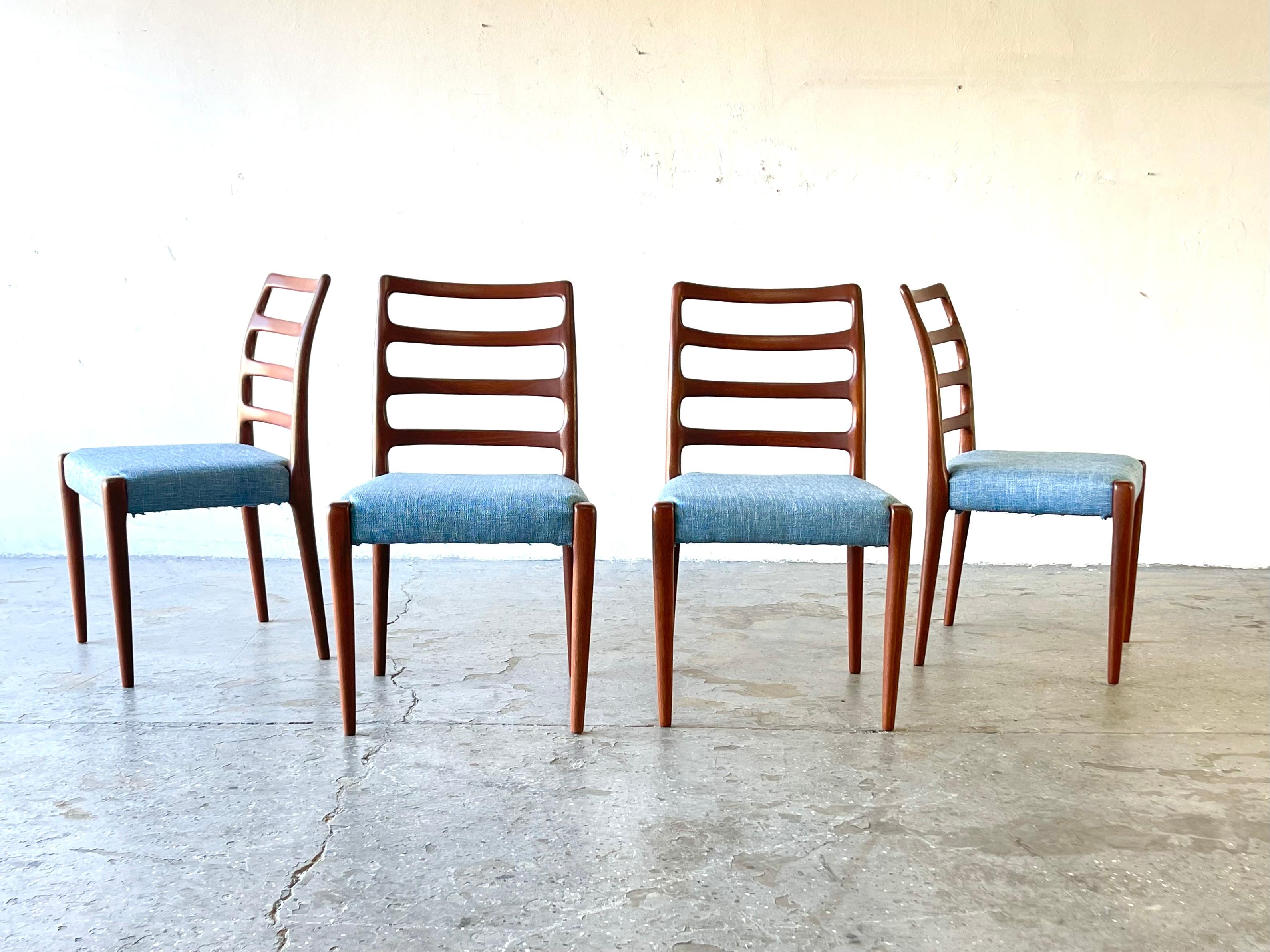 Henning Kjærnulf Danish Modern  Teak Dining Set Table & 4 teak ladder back chairs 

Teak Dining Table by Henning Kjærnulf for Vejle Stole Møbelfabrik 

This Mid-Century Modern Danish design dining table was designed by Henning Kjaernulf for Vejle