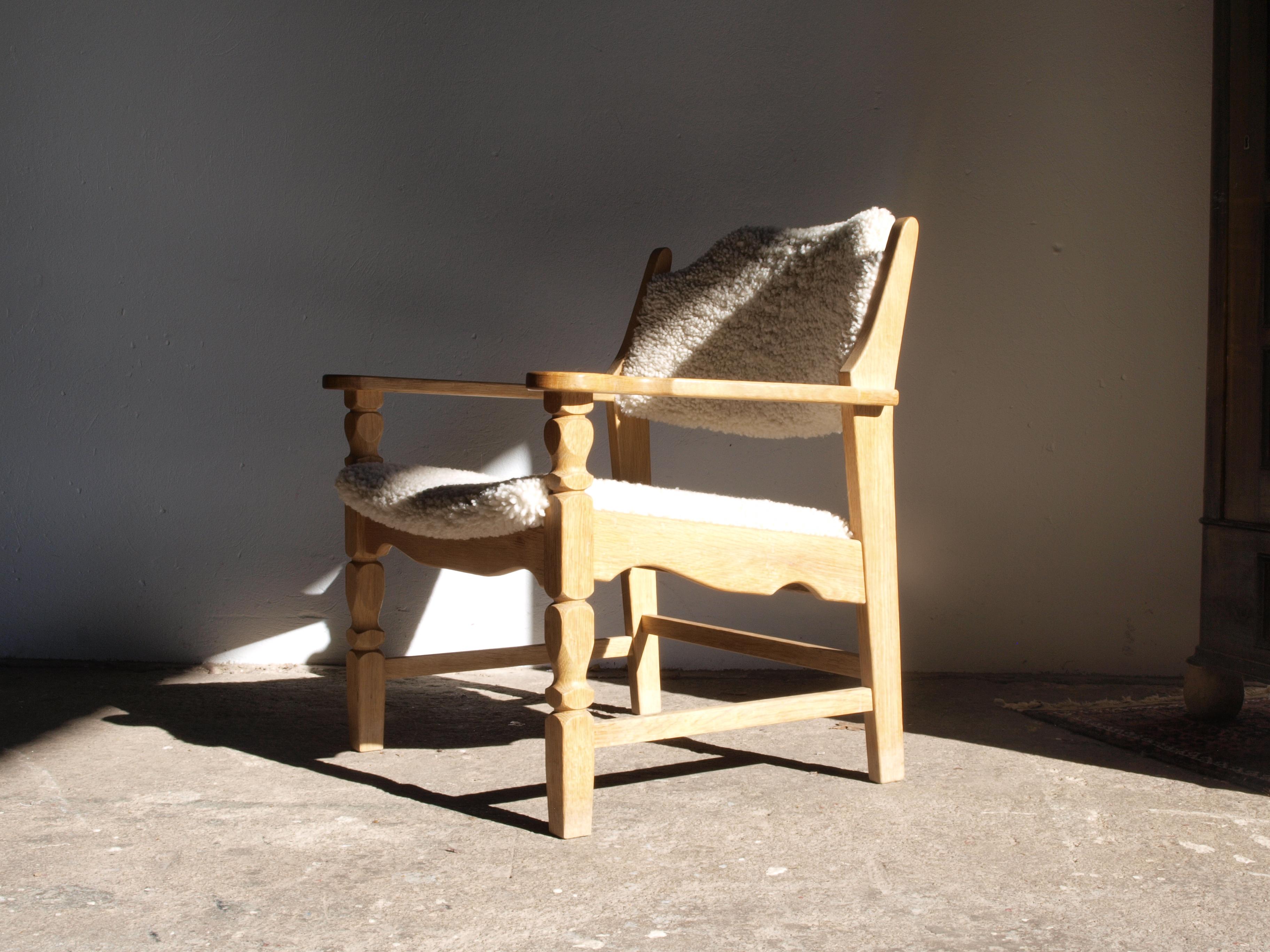 This lounge chair, made in Denmark by SL with stamp underneath in the 1960s-1970s, is a rare find for vintage furniture enthusiasts. The Design is attributed to the Danish architect Henning (Henry) Kjærnulf, known for his iconic Razorblade chair,