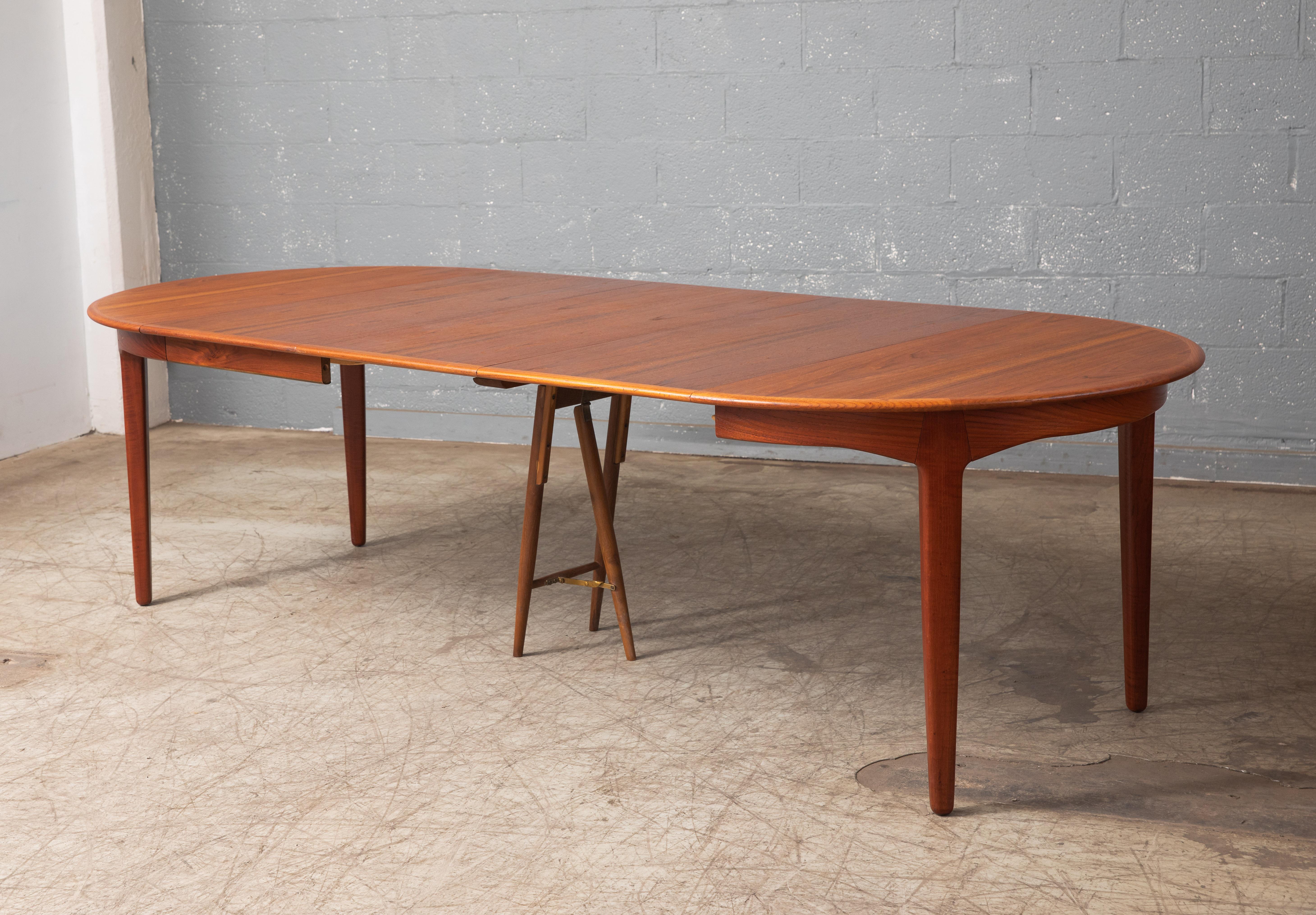 Scandinave moderne Henning Kjaernulf  Table de salle à manger à rallonge danoise à 10 places en teck Modèle 62 pour Sor en vente