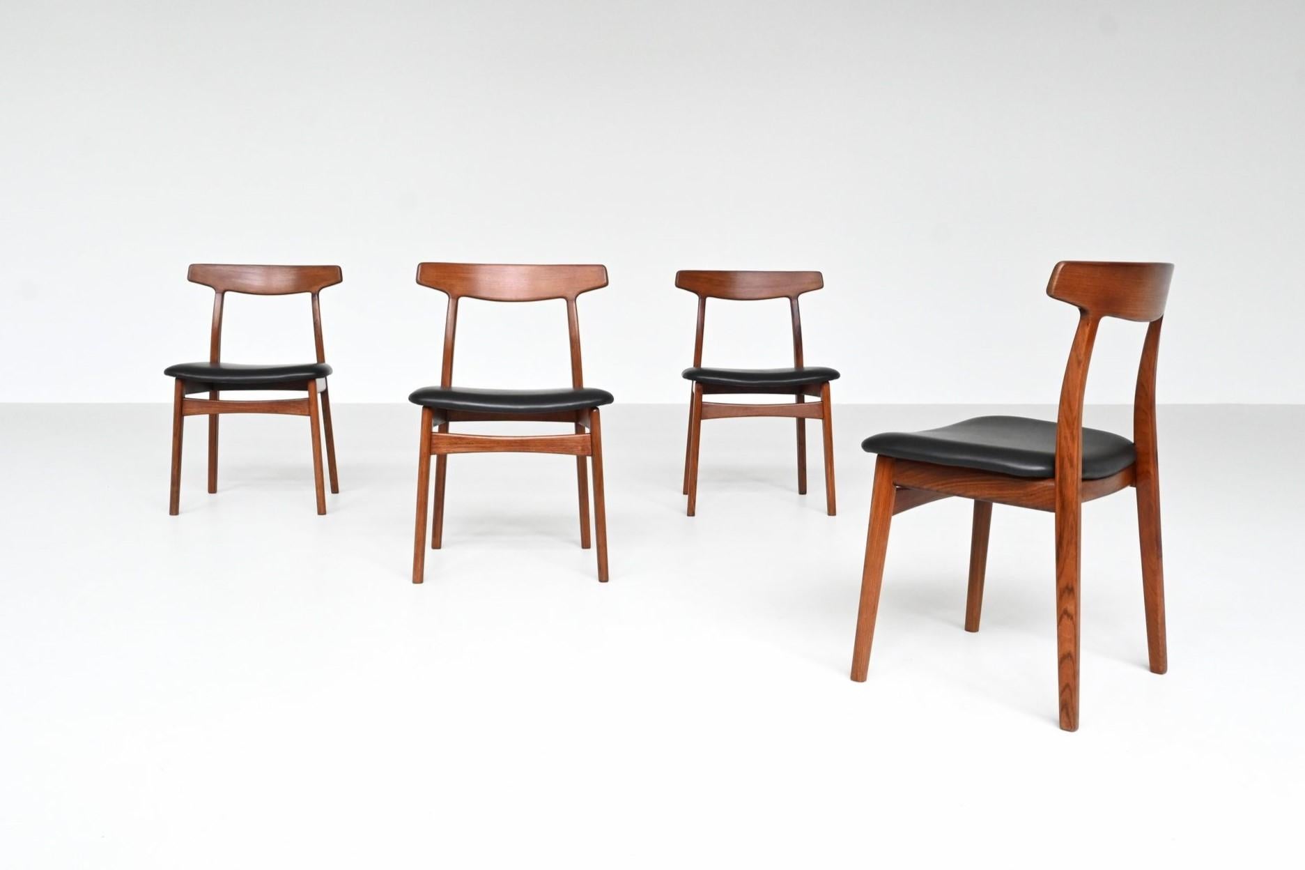 Bellissimo set di quattro sedie da pranzo sagomate modello 60 disegnate da Henning Kjaernulf e prodotte da Bruno Hansen, Danimarca 1962. Queste sedie sono realizzate in teak massiccio ben levigato e sono rivestite in pelle nera. Hanno un ampio
