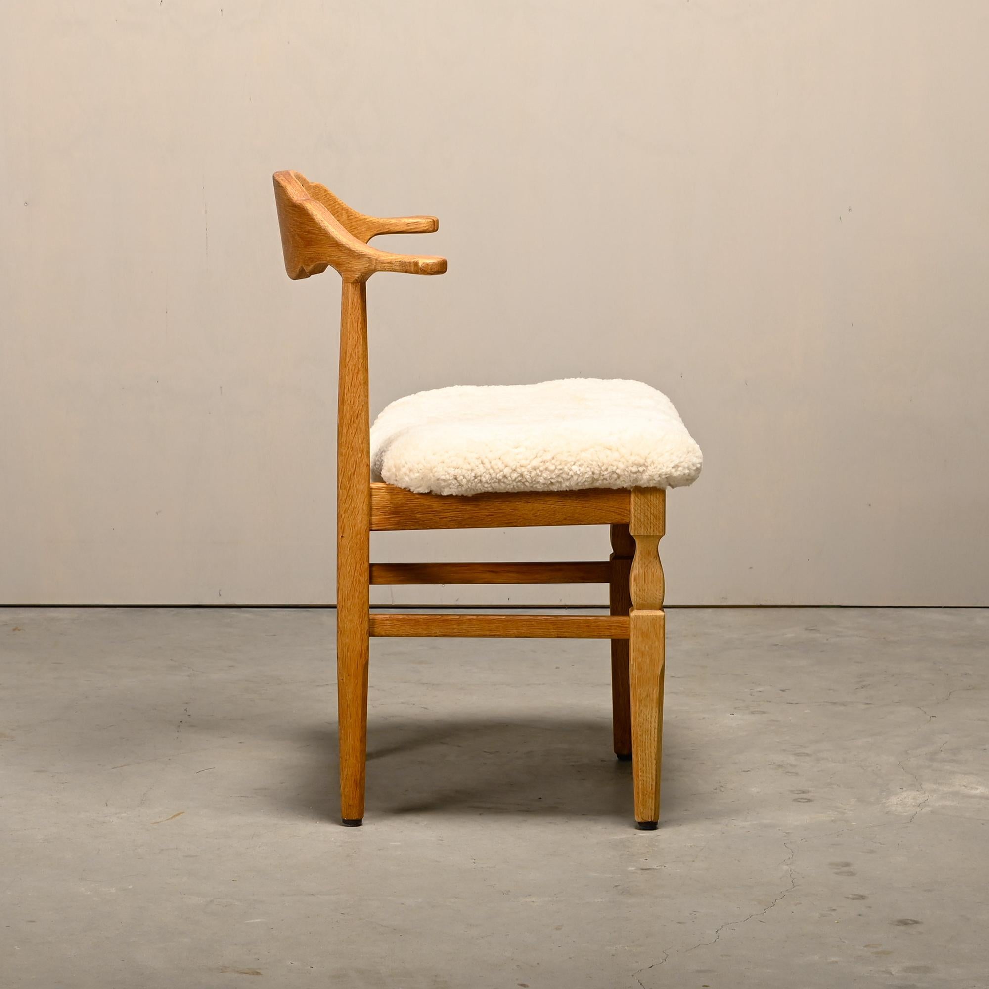 Set di sedie da pranzo Henning Kjærnulf in Oak e pelle di pecora, Danimarca, anni '60 in vendita 3