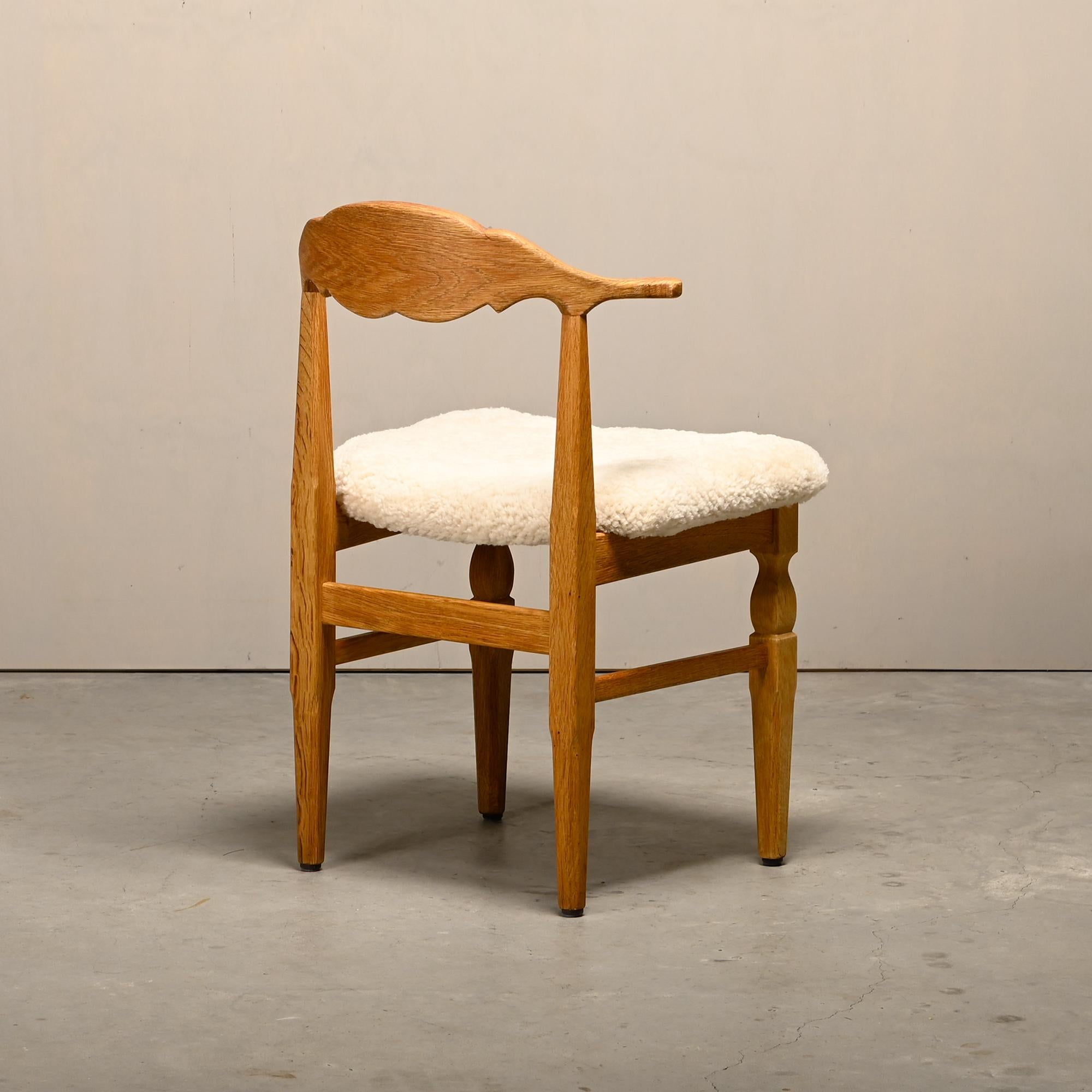 Set di sedie da pranzo Henning Kjærnulf in Oak e pelle di pecora, Danimarca, anni '60 in vendita 4