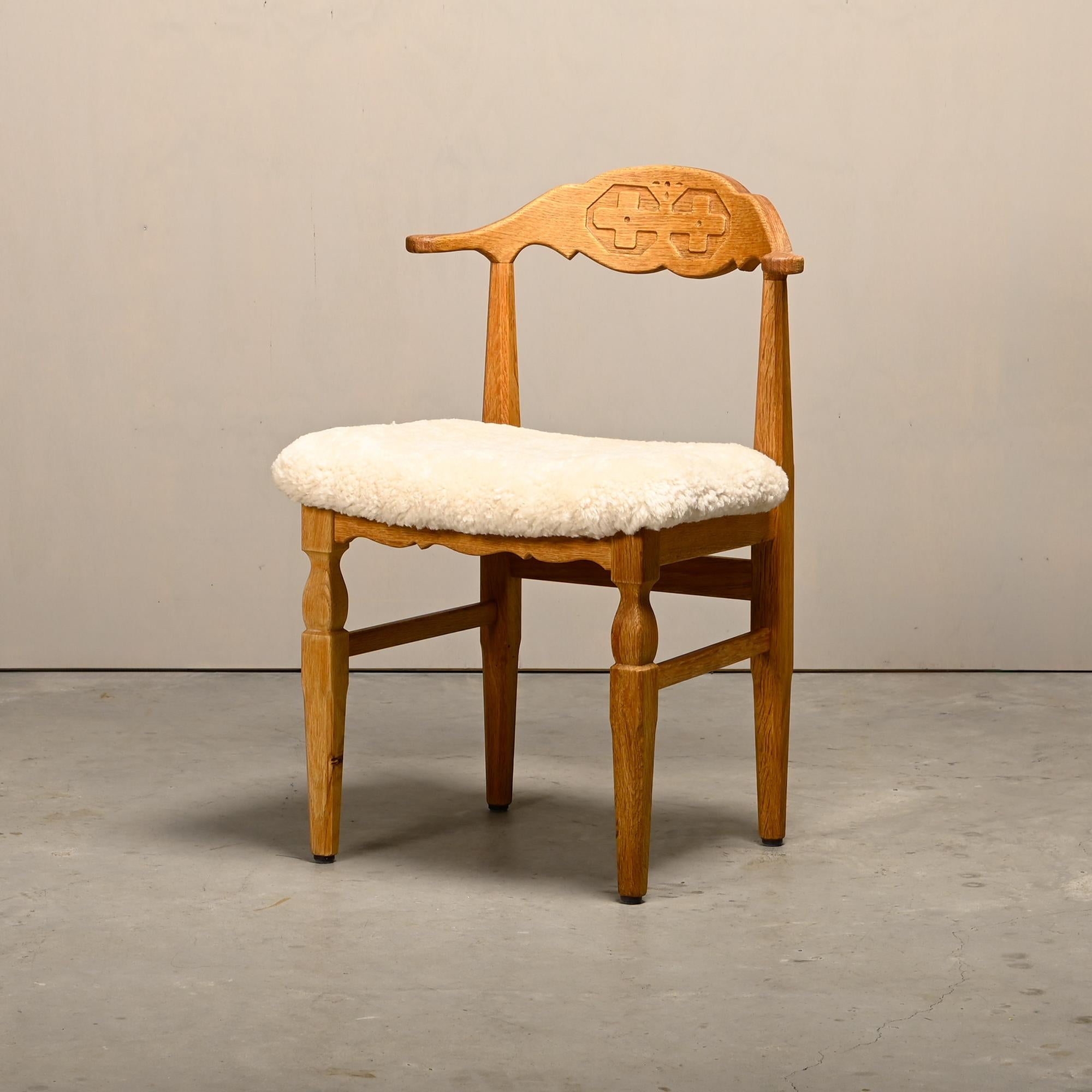 Set di sedie da pranzo Henning Kjærnulf in Oak e pelle di pecora, Danimarca, anni '60 in vendita 5