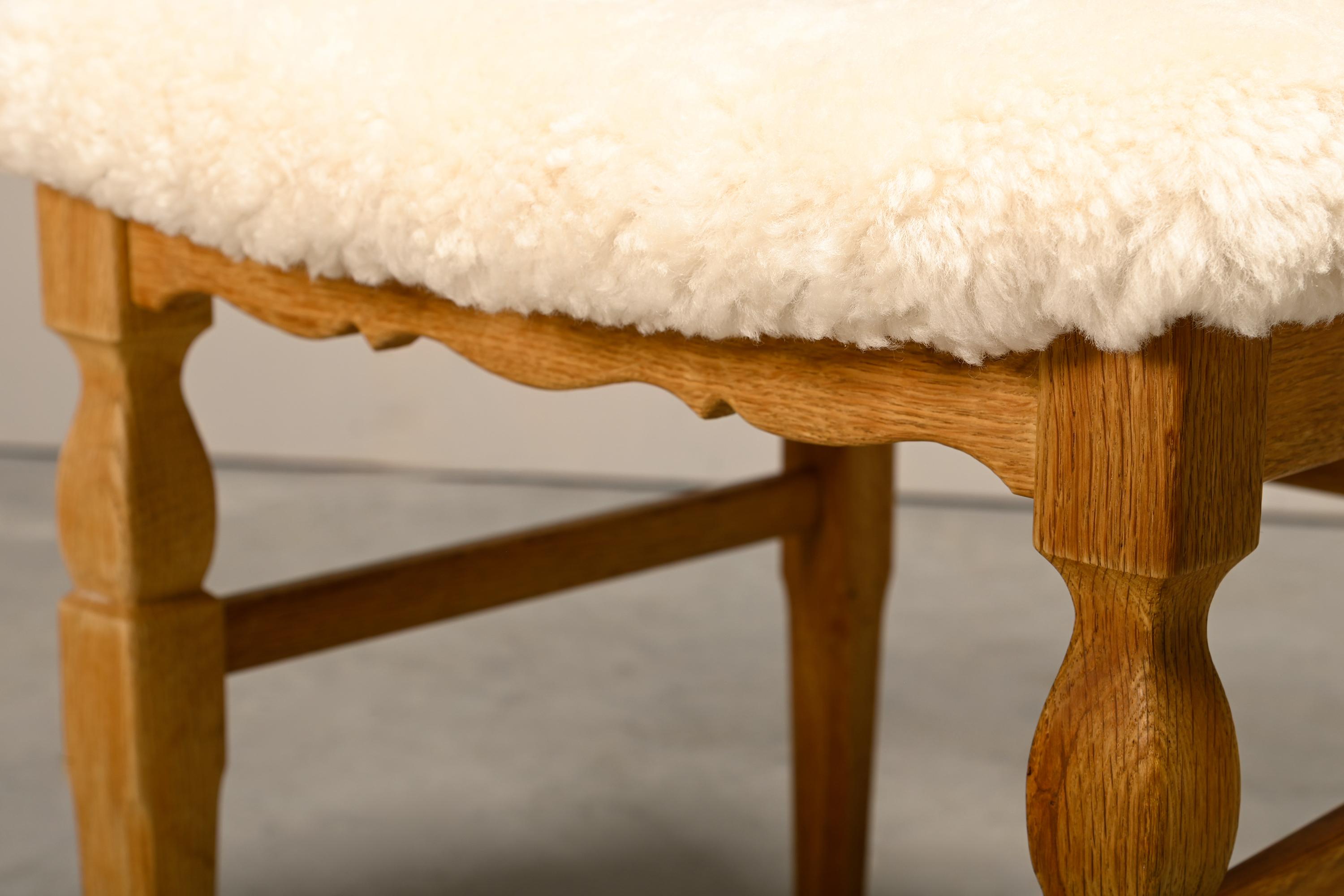 Set di sedie da pranzo Henning Kjærnulf in Oak e pelle di pecora, Danimarca, anni '60 in vendita 9