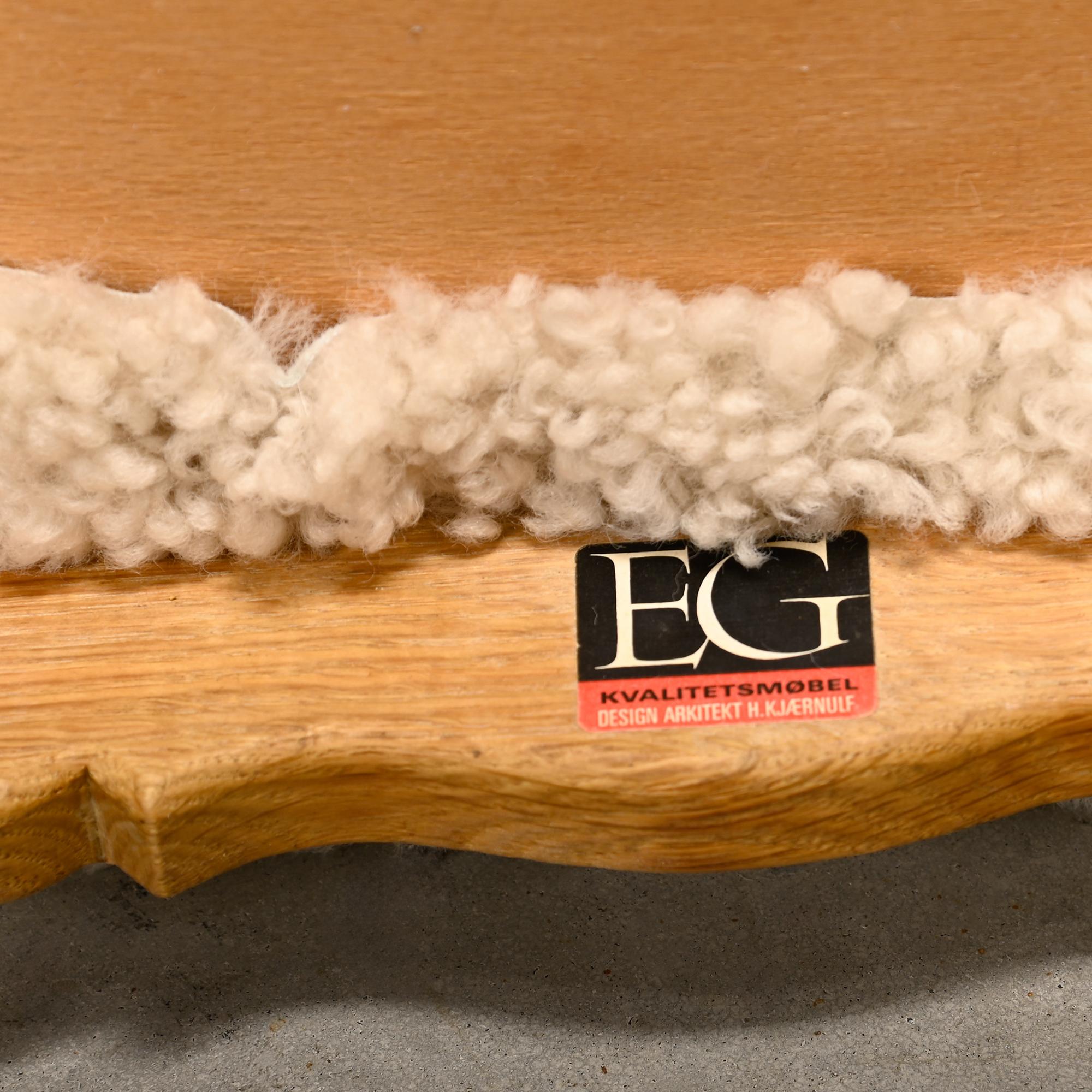 Set di sedie da pranzo Henning Kjærnulf in Oak e pelle di pecora, Danimarca, anni '60 in vendita 12