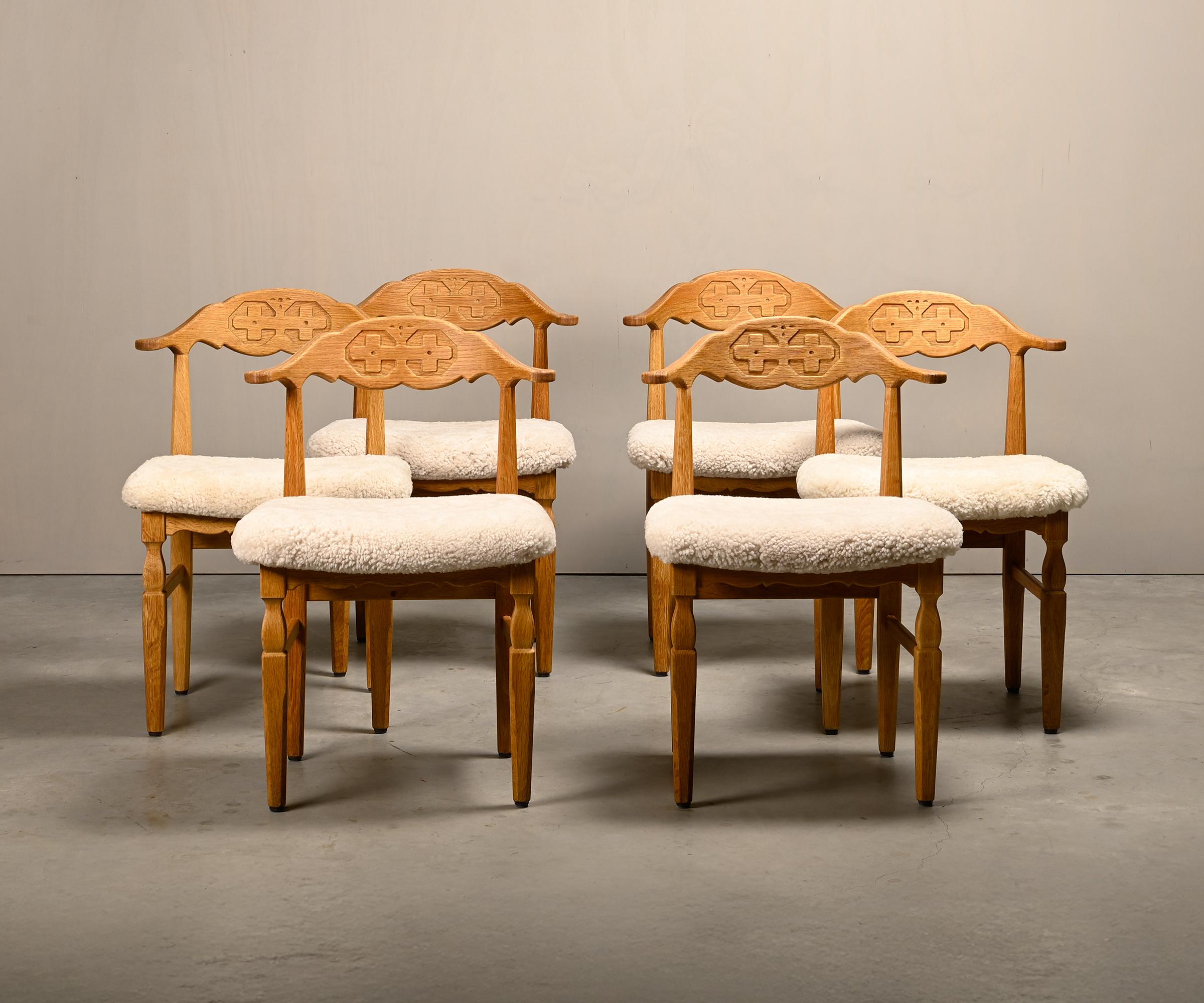 Incantevole set di 6 sedie da pranzo disegnate da Henning Kjærnulf e prodotte da E.G. Møbler, Danimarca 1960. Leggera usura dovuta all'età e all'uso. I telai in rovere massiccio sono robusti, puliti, rifiniti e in ottime condizioni. I sedili sono