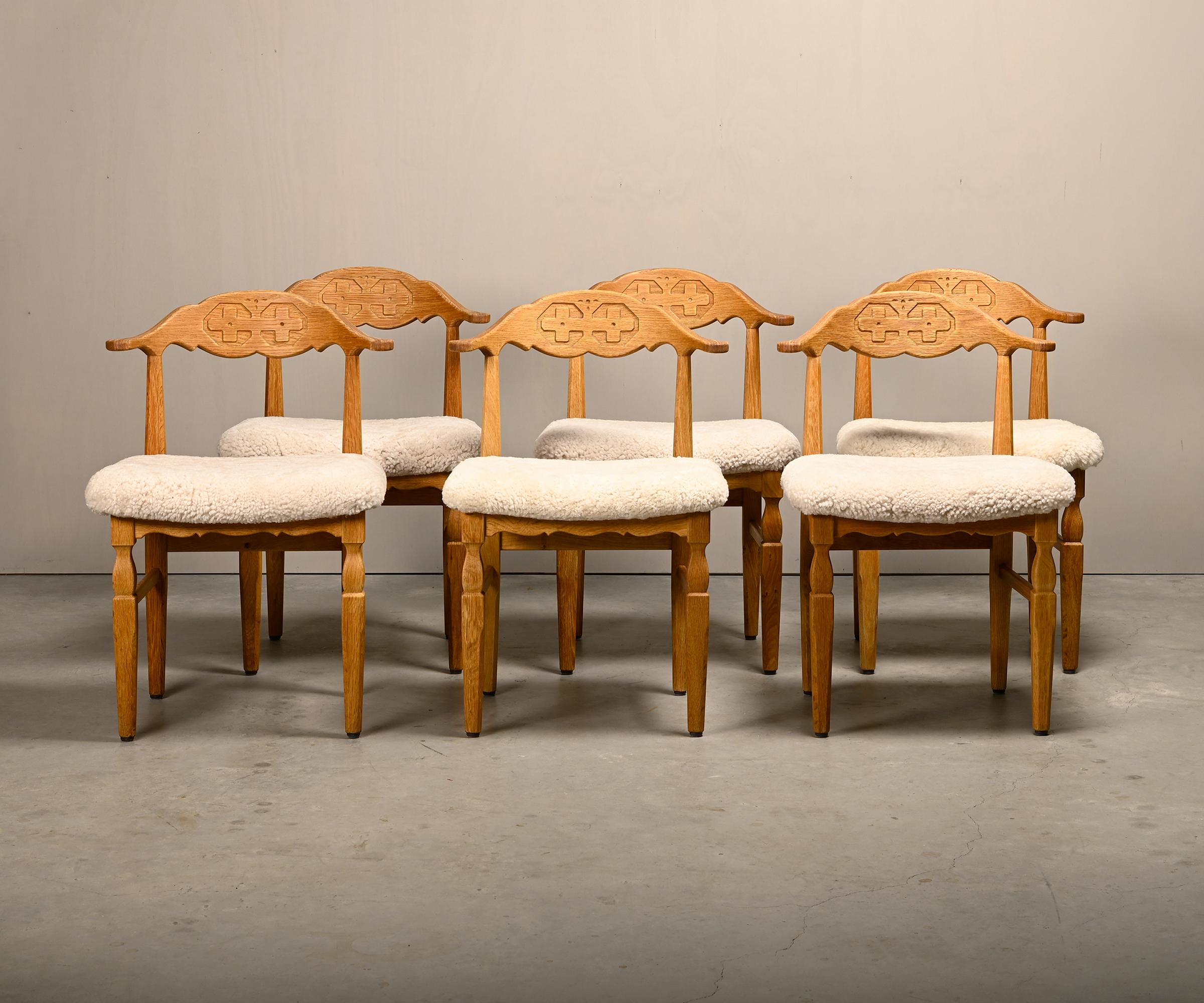 Scandinavo moderno Set di sedie da pranzo Henning Kjærnulf in Oak e pelle di pecora, Danimarca, anni '60 in vendita