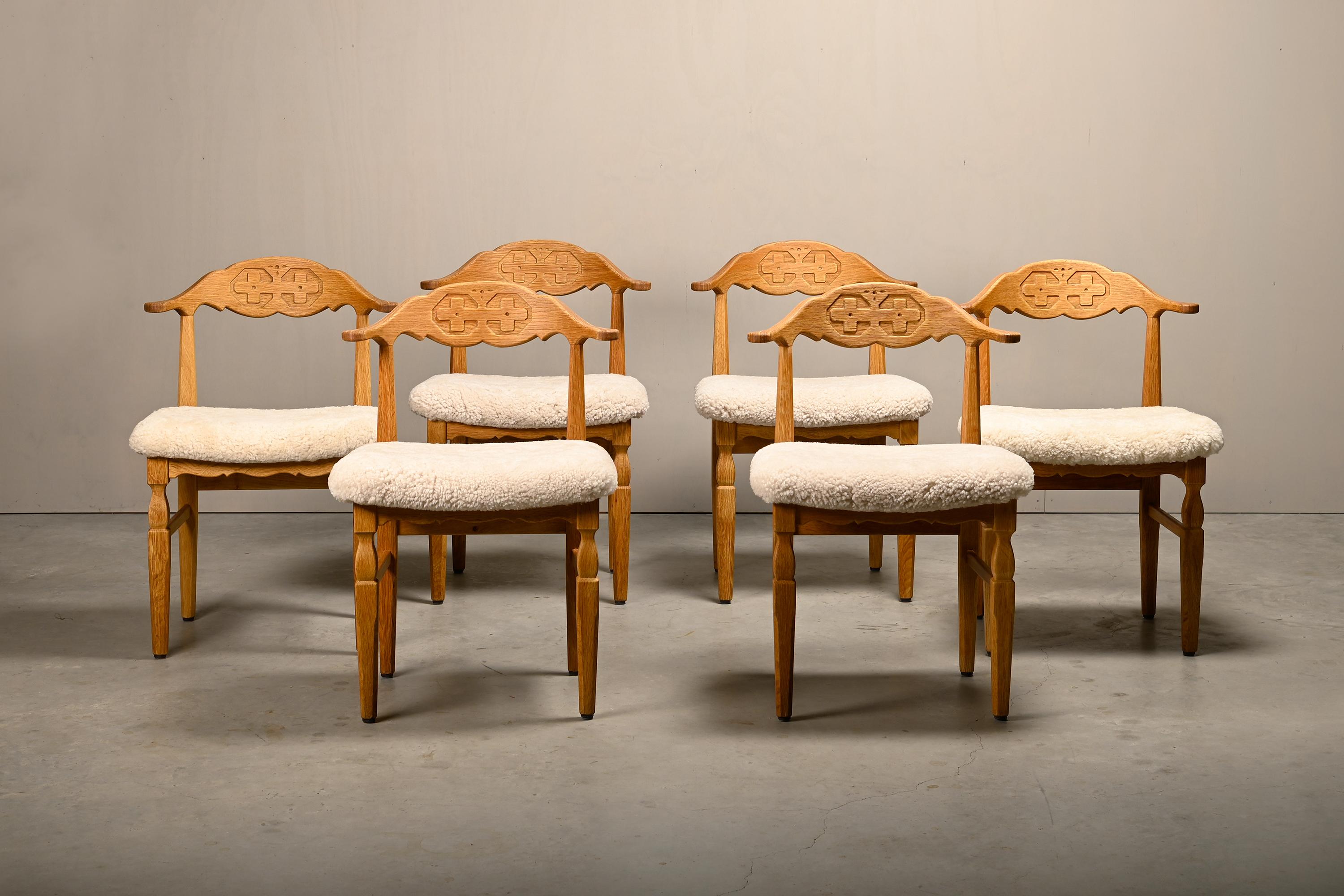 Set di sedie da pranzo Henning Kjærnulf in Oak e pelle di pecora, Danimarca, anni '60 In condizioni buone in vendita a Amsterdam, NL