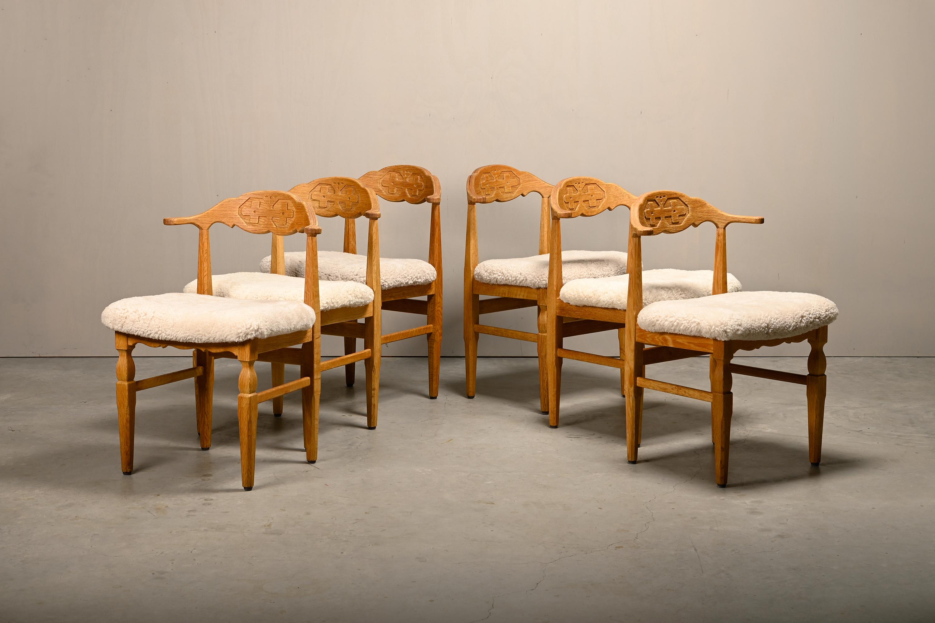 XX secolo Set di sedie da pranzo Henning Kjærnulf in Oak e pelle di pecora, Danimarca, anni '60 in vendita