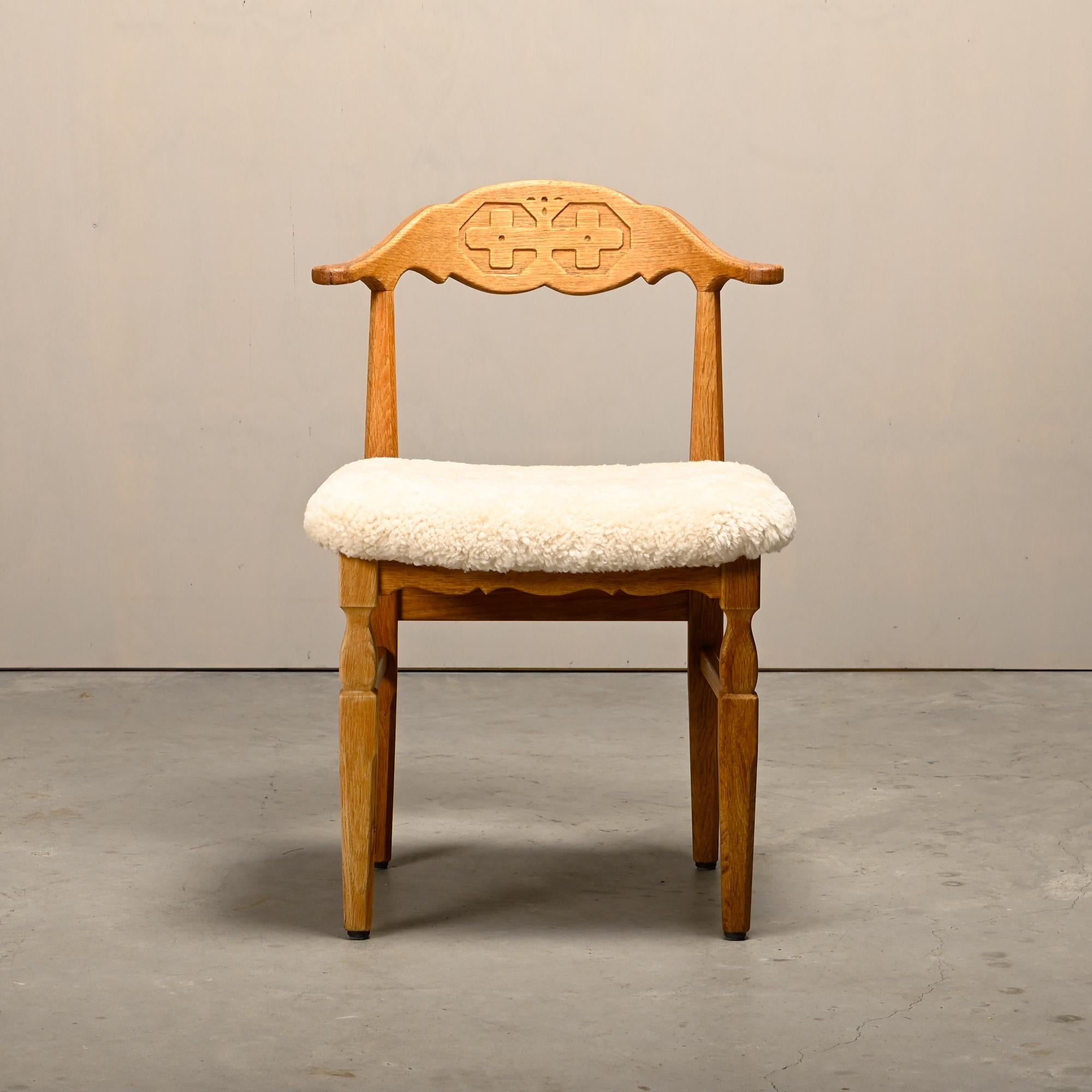 Set di sedie da pranzo Henning Kjærnulf in Oak e pelle di pecora, Danimarca, anni '60 in vendita 1