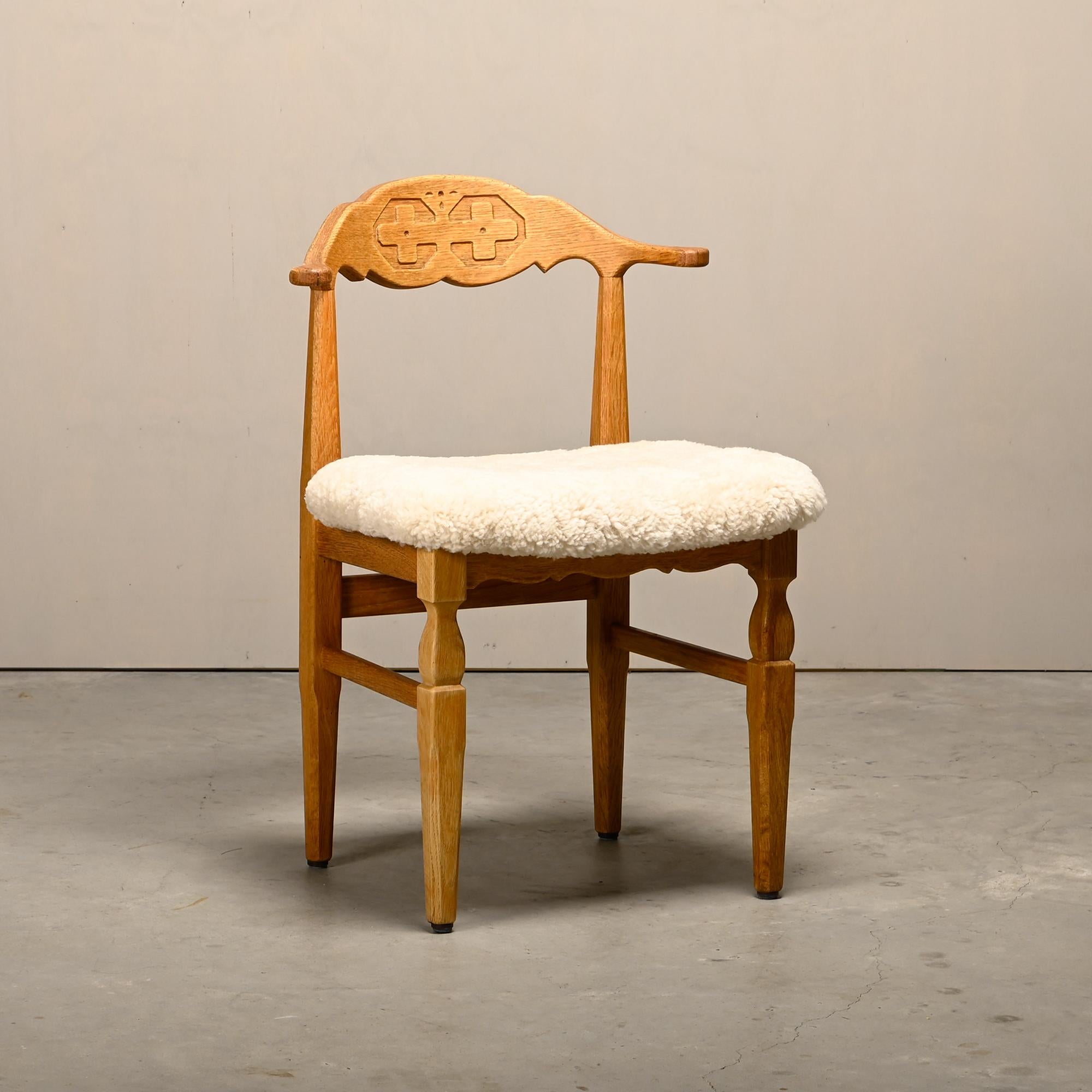 Set di sedie da pranzo Henning Kjærnulf in Oak e pelle di pecora, Danimarca, anni '60 in vendita 2