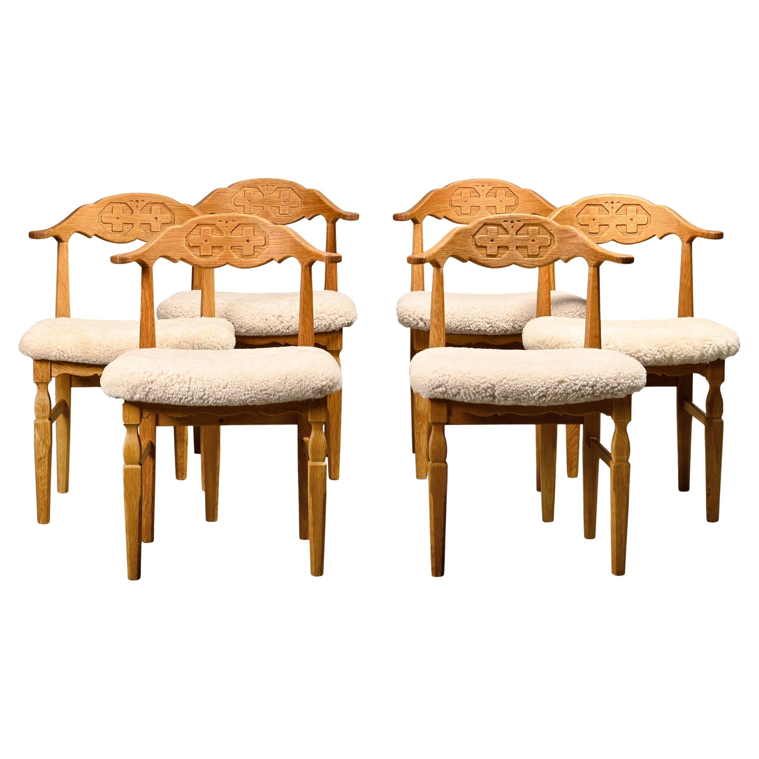 Set di sedie da pranzo Henning Kjærnulf in Oak e pelle di pecora, Danimarca, anni '60 in vendita