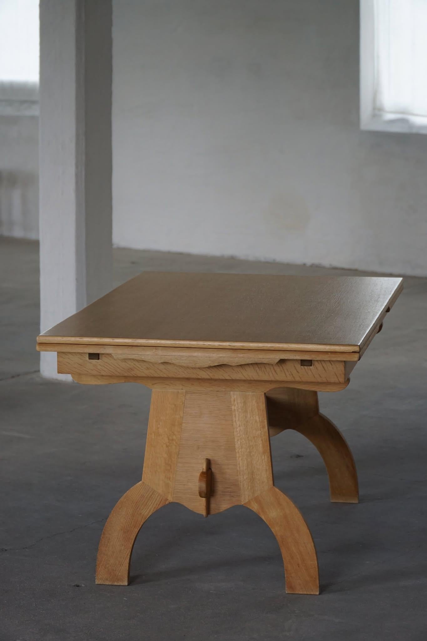 Henning Kjærnulf, Table de salle à manger à rallonge en Oak, Moderne danois, milieu du 20e siècle en vente 5