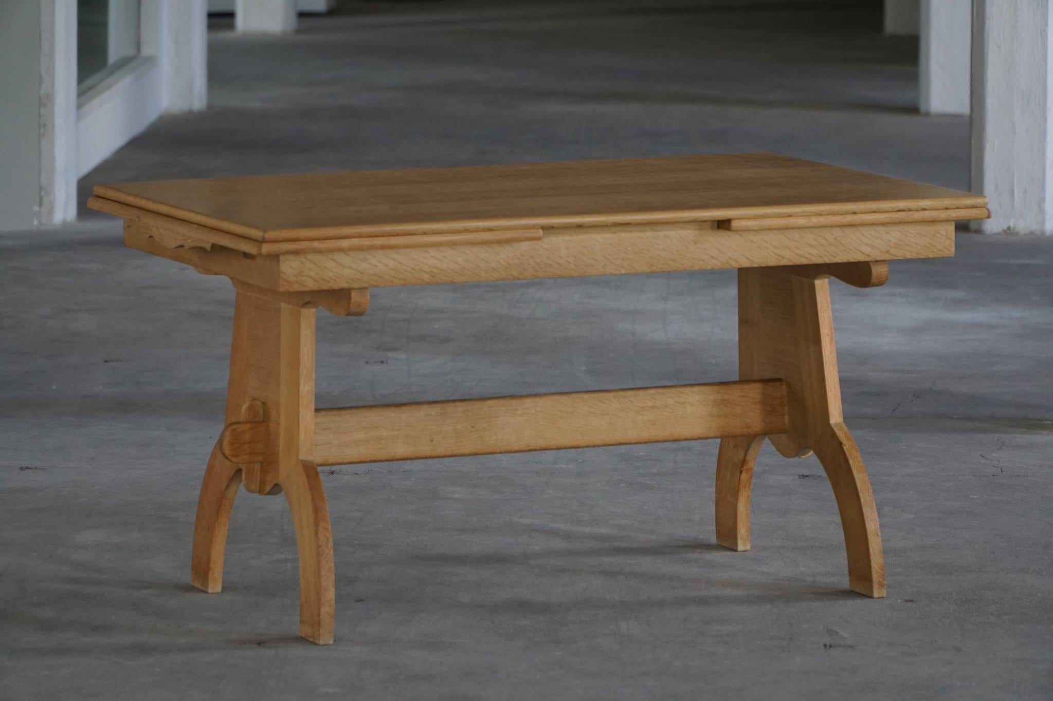Henning Kjærnulf, Table de salle à manger �à rallonge en Oak, Moderne danois, milieu du 20e siècle en vente 7