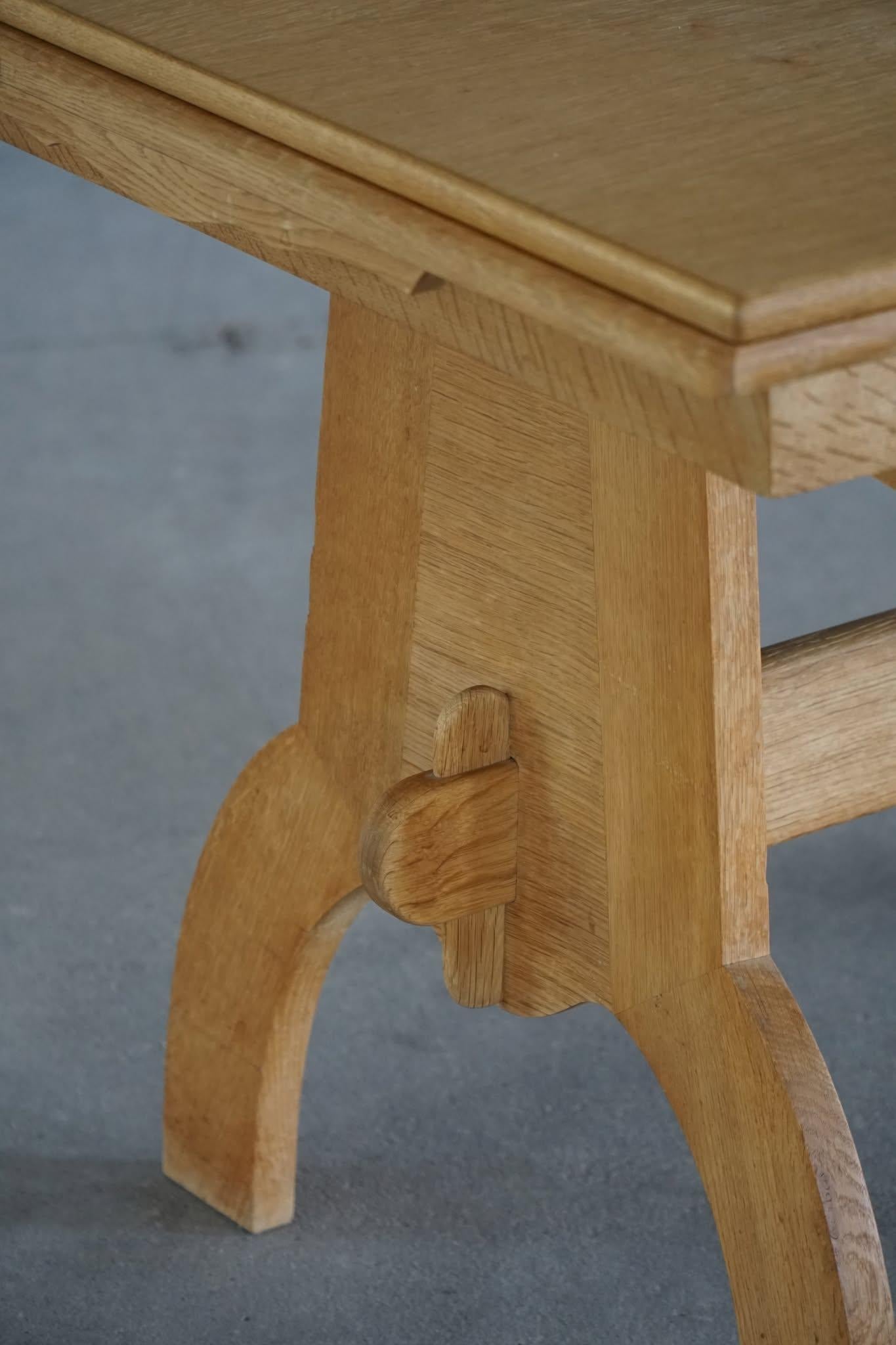 Henning Kjærnulf, Table de salle à manger à rallonge en Oak, Moderne danois, milieu du 20e siècle en vente 8
