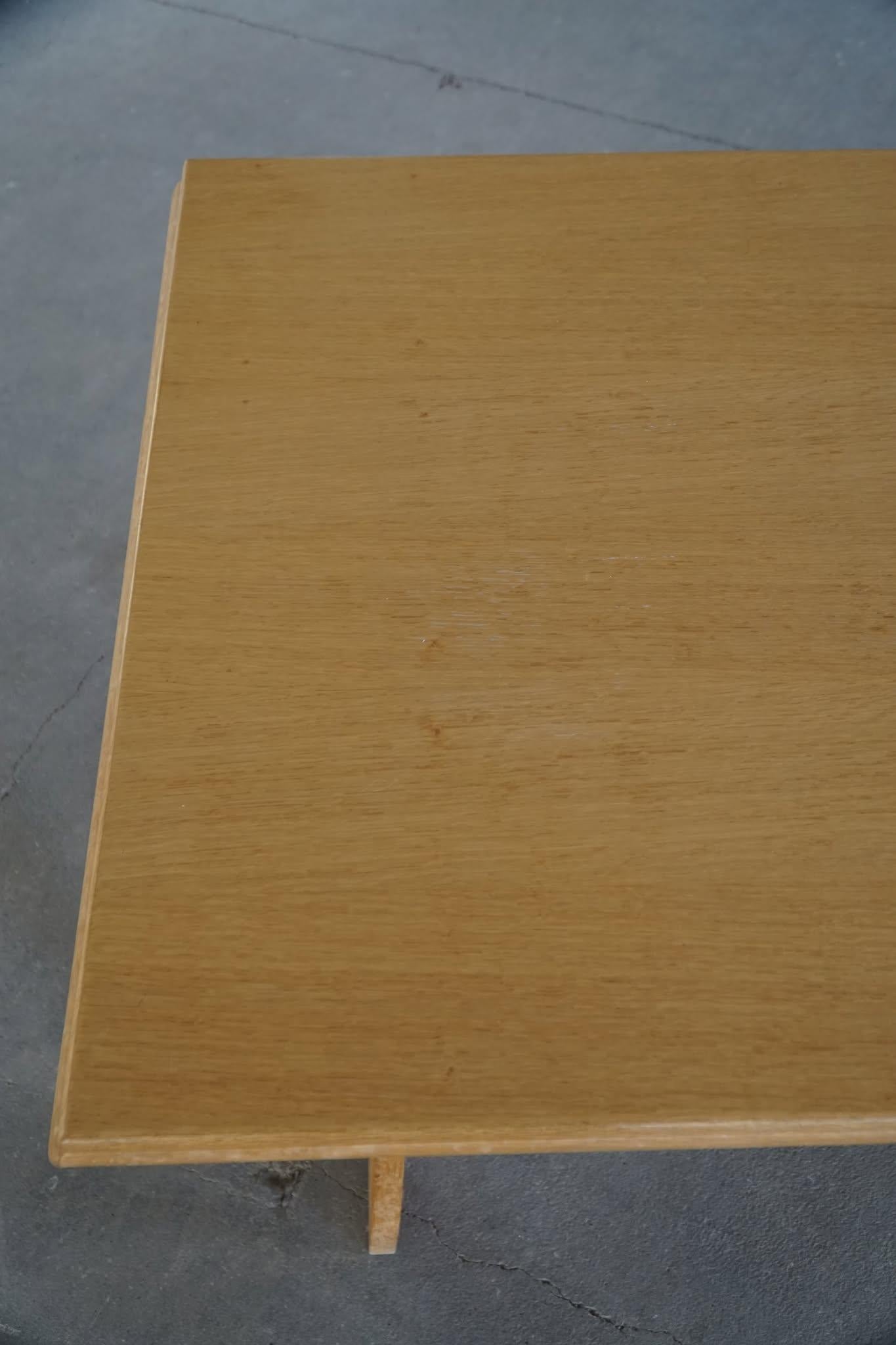 Henning Kjærnulf, Table de salle à manger à rallonge en Oak, Moderne danois, milieu du 20e siècle en vente 9