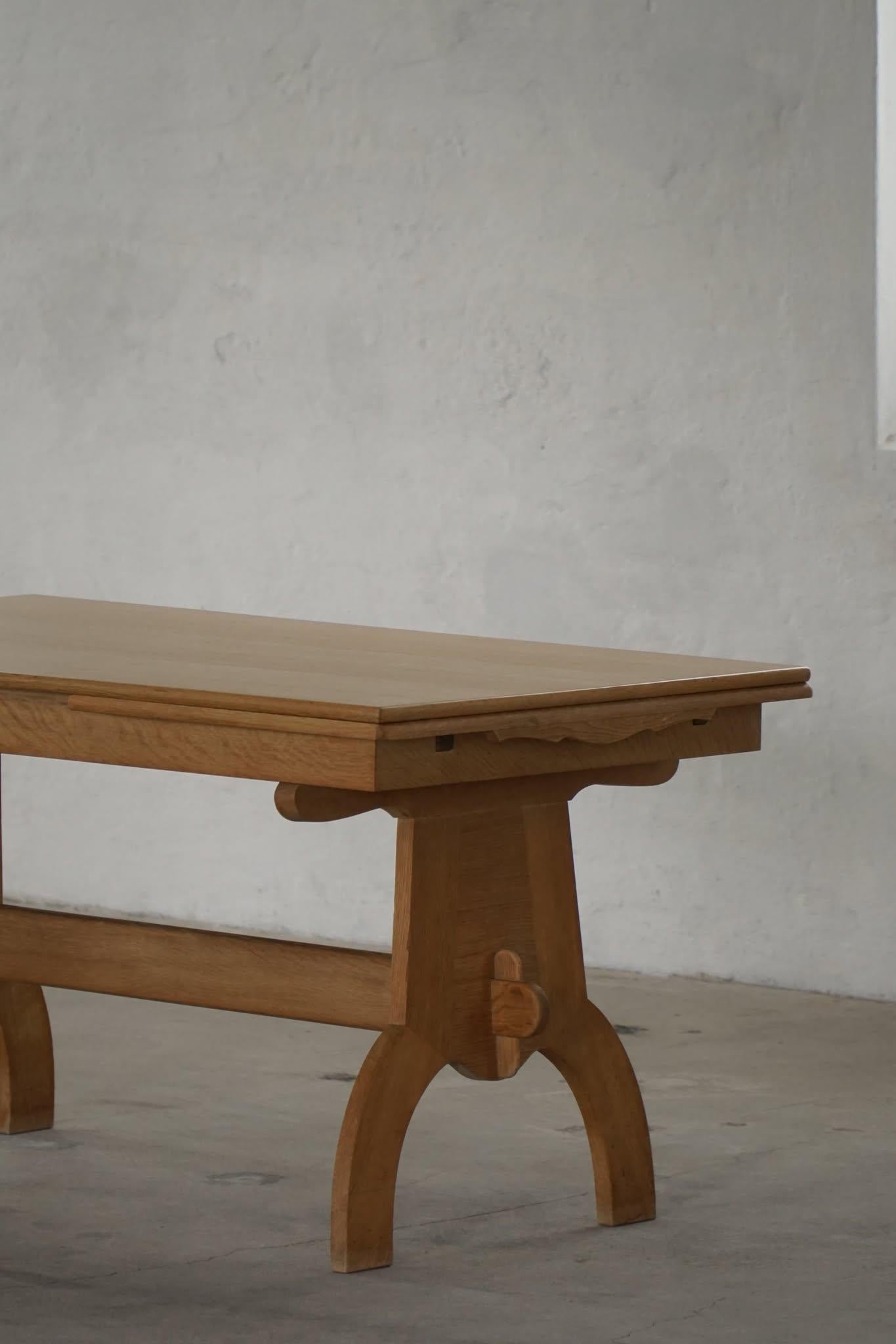 Henning Kjærnulf, Table de salle à manger à rallonge en Oak, Moderne danois, milieu du 20e siècle en vente 11