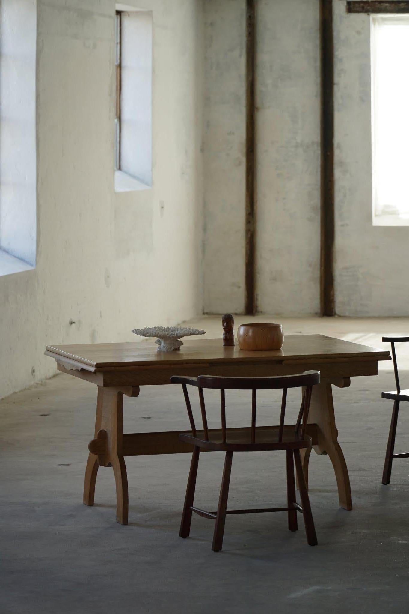Danois Henning Kjærnulf, Table de salle à manger à rallonge en Oak, Moderne danois, milieu du 20e siècle en vente