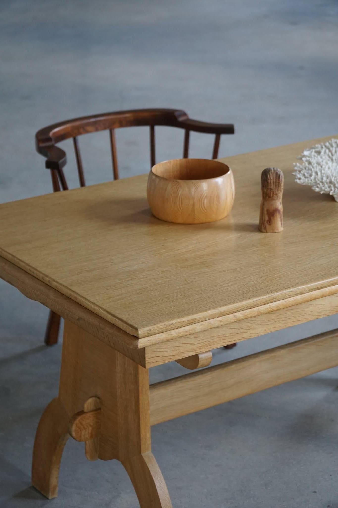 Henning Kjærnulf, Table de salle à manger à rallonge en Oak, Moderne danois, milieu du 20e siècle Bon état - En vente à Odense, DK