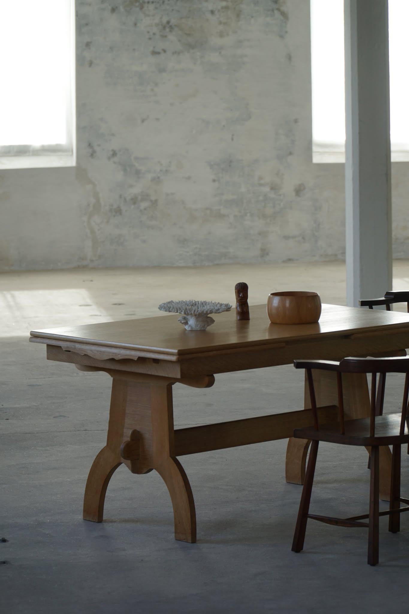 20ième siècle Henning Kjærnulf, Table de salle à manger à rallonge en Oak, Moderne danois, milieu du 20e siècle en vente
