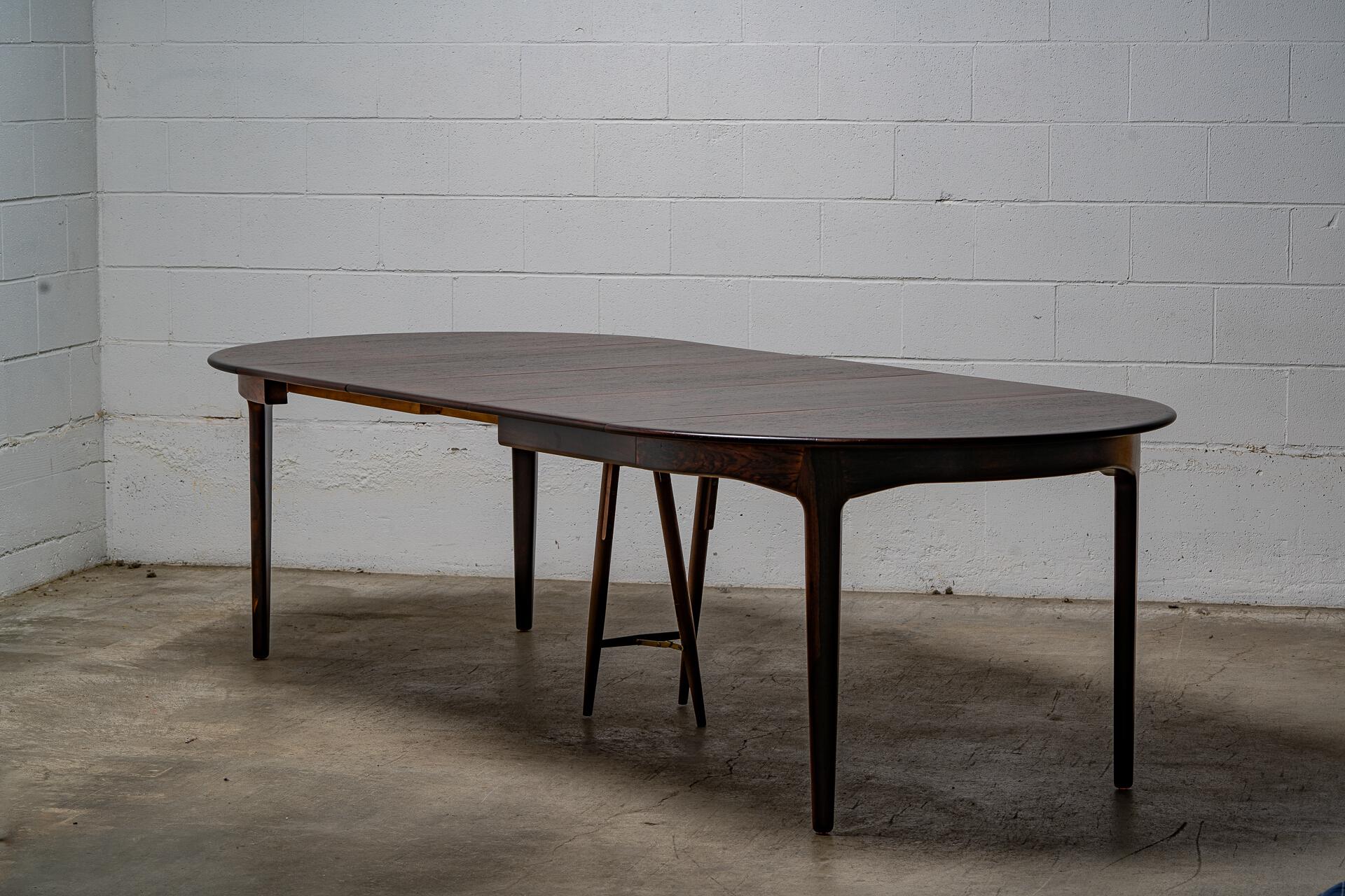 Exemple rare et exceptionnel du début du design moderne danois, cette table de salle à manger sculpturale de Henning Kjaernulf pour Sorø Stolefabrik témoigne de l'extraordinaire qualité et de l'attention portée aux détails qui ont défini l'âge d'or