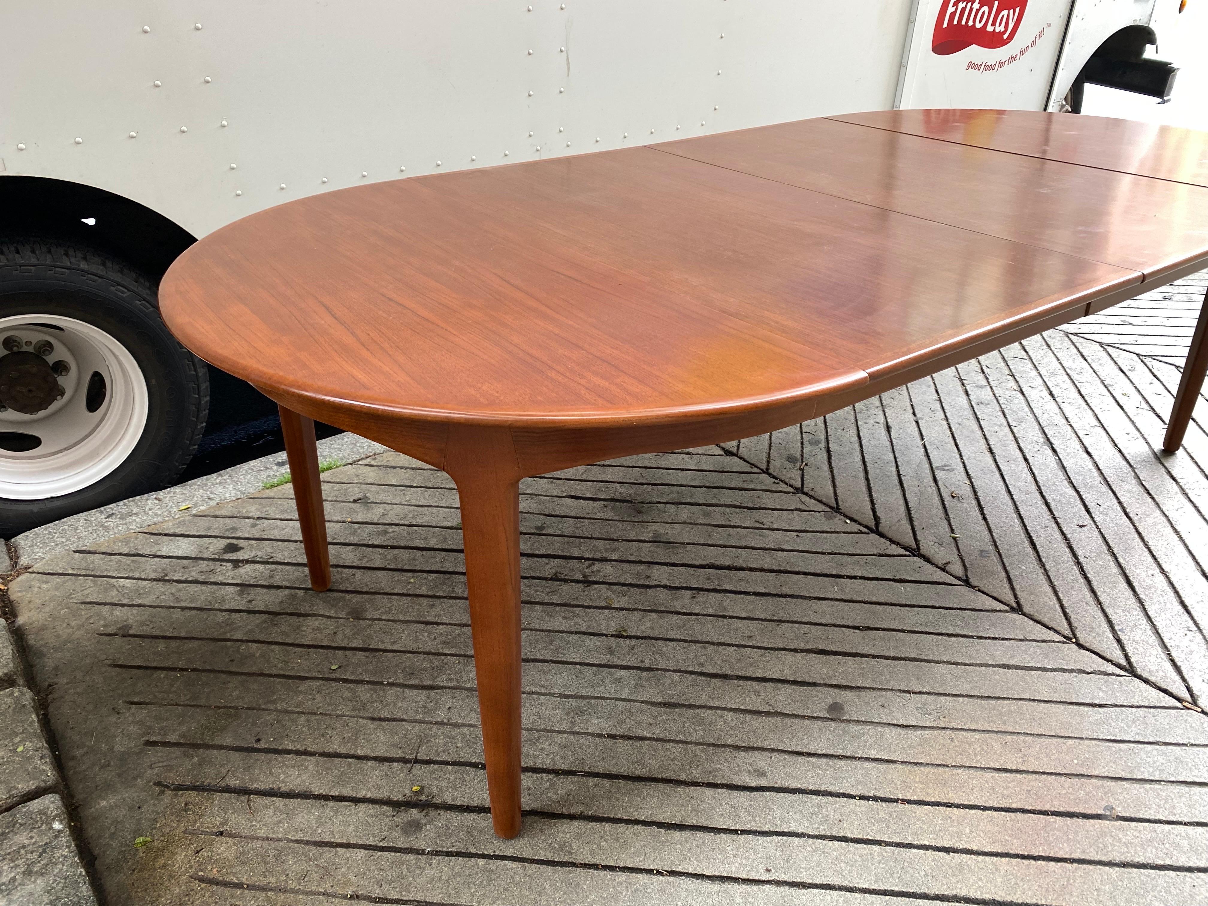 Henning Kjaernulf for Soro Round Teak Dining Table In Good Condition For Sale In Philadelphia, PA