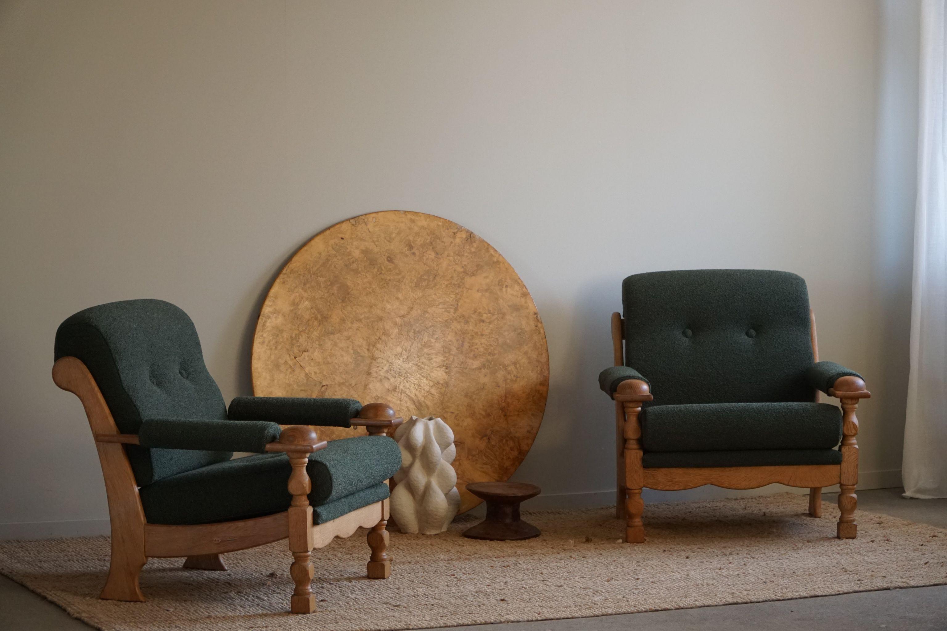 Nous vous présentons une superbe paire de chaises longues modernes danoises qui résument l'essence du design du milieu du siècle. Attribuées au célèbre designer danois Henning Kjærnulf et méticuleusement fabriquées dans les années 1960, ces chaises