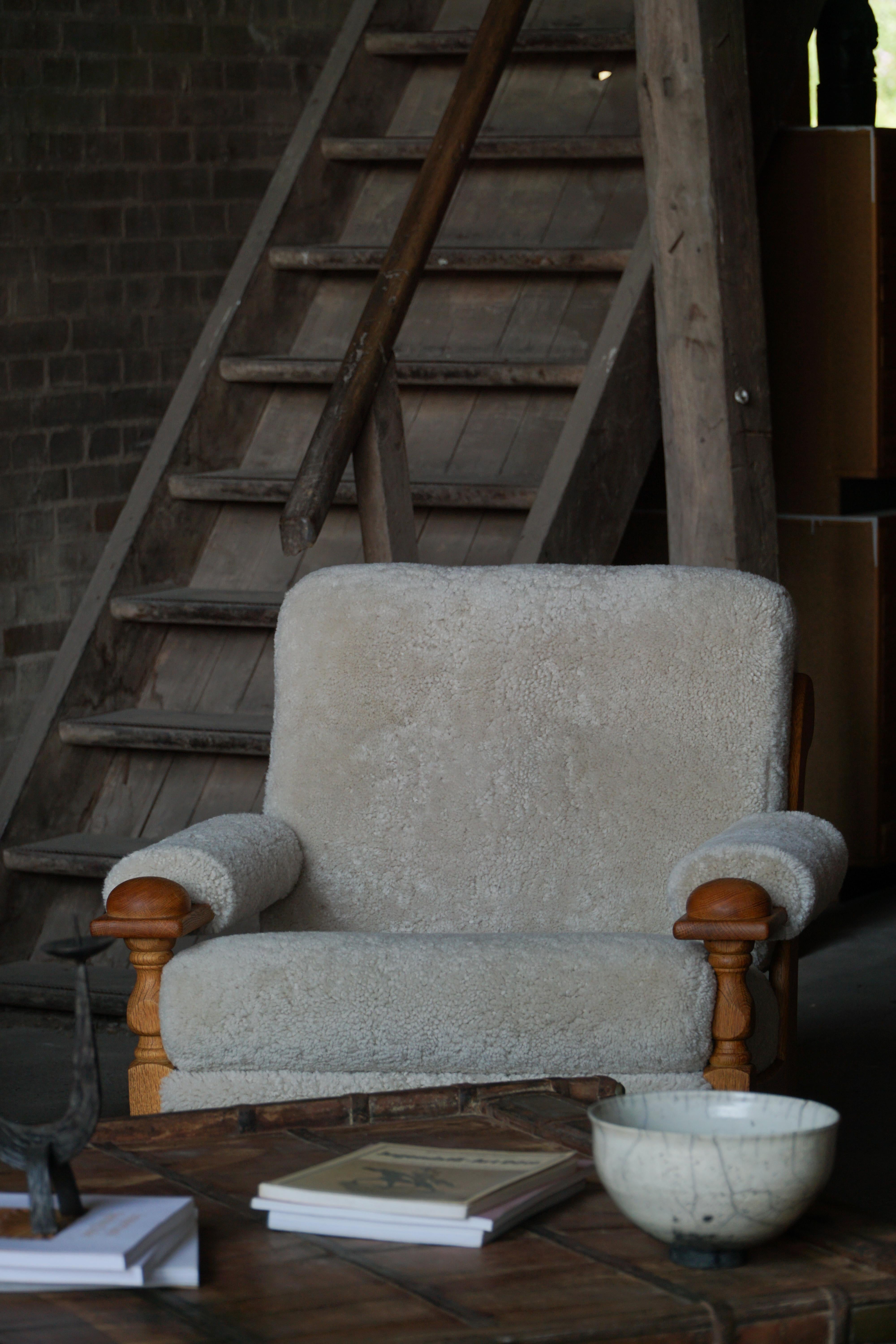 Henning Kjærnulf, Chaises longues en Oak et laine d'agneau, milieu du siècle danois, 1960s en vente 5