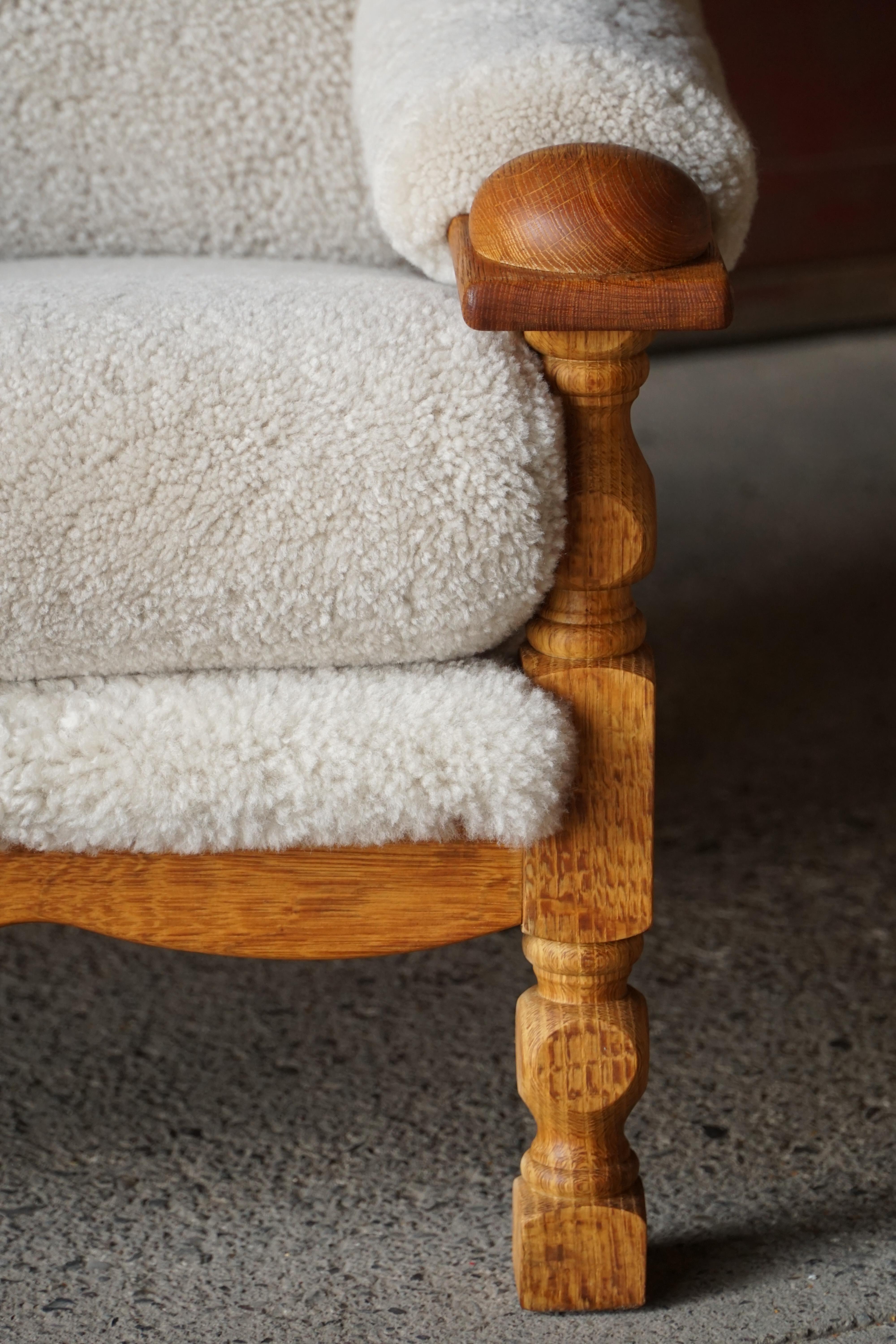 Henning Kjærnulf, Chaises longues en Oak et laine d'agneau, milieu du siècle danois, 1960s en vente 6