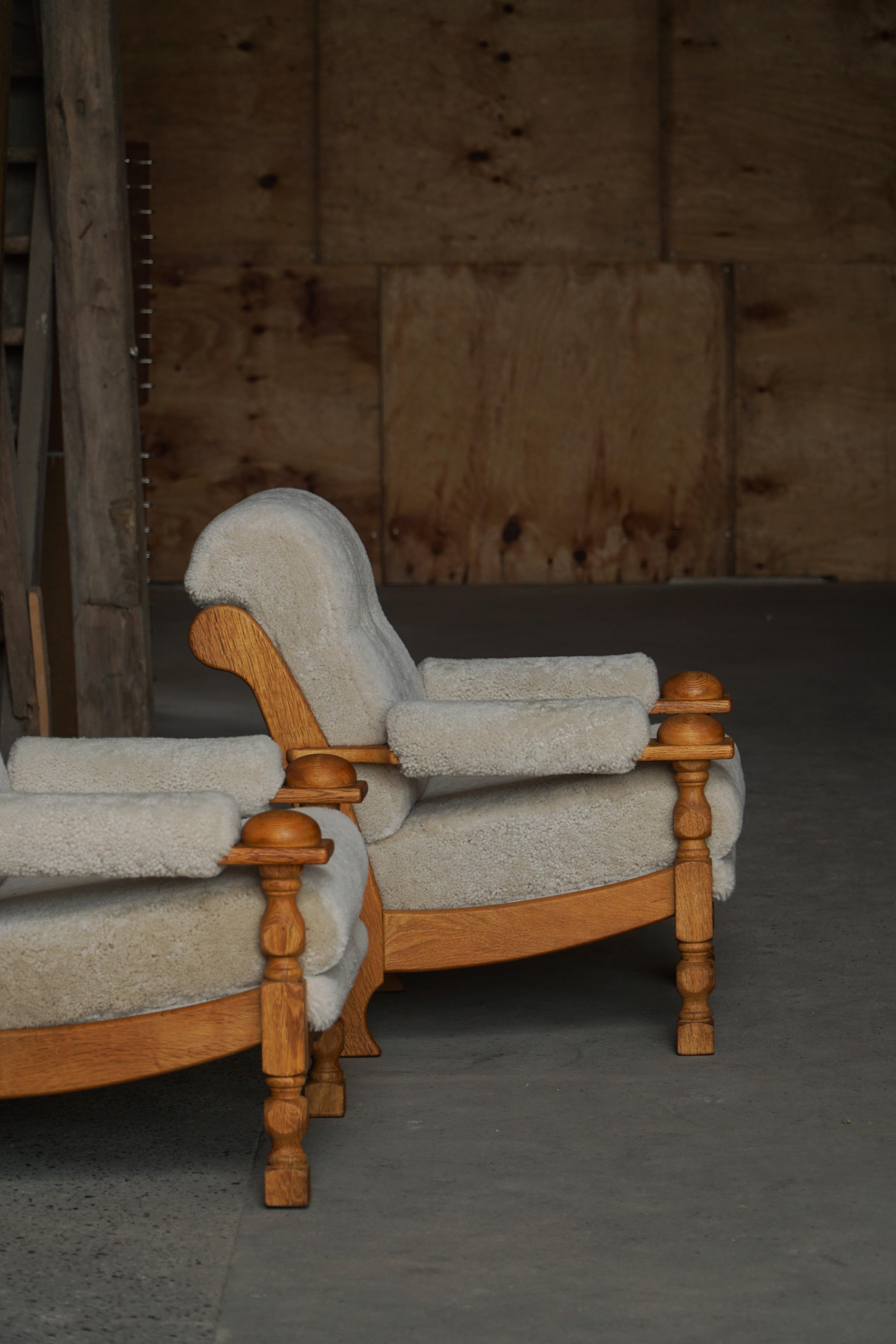 Mid-Century Modern Henning Kjærnulf, Chaises longues en Oak et laine d'agneau, milieu du siècle danois, 1960s en vente