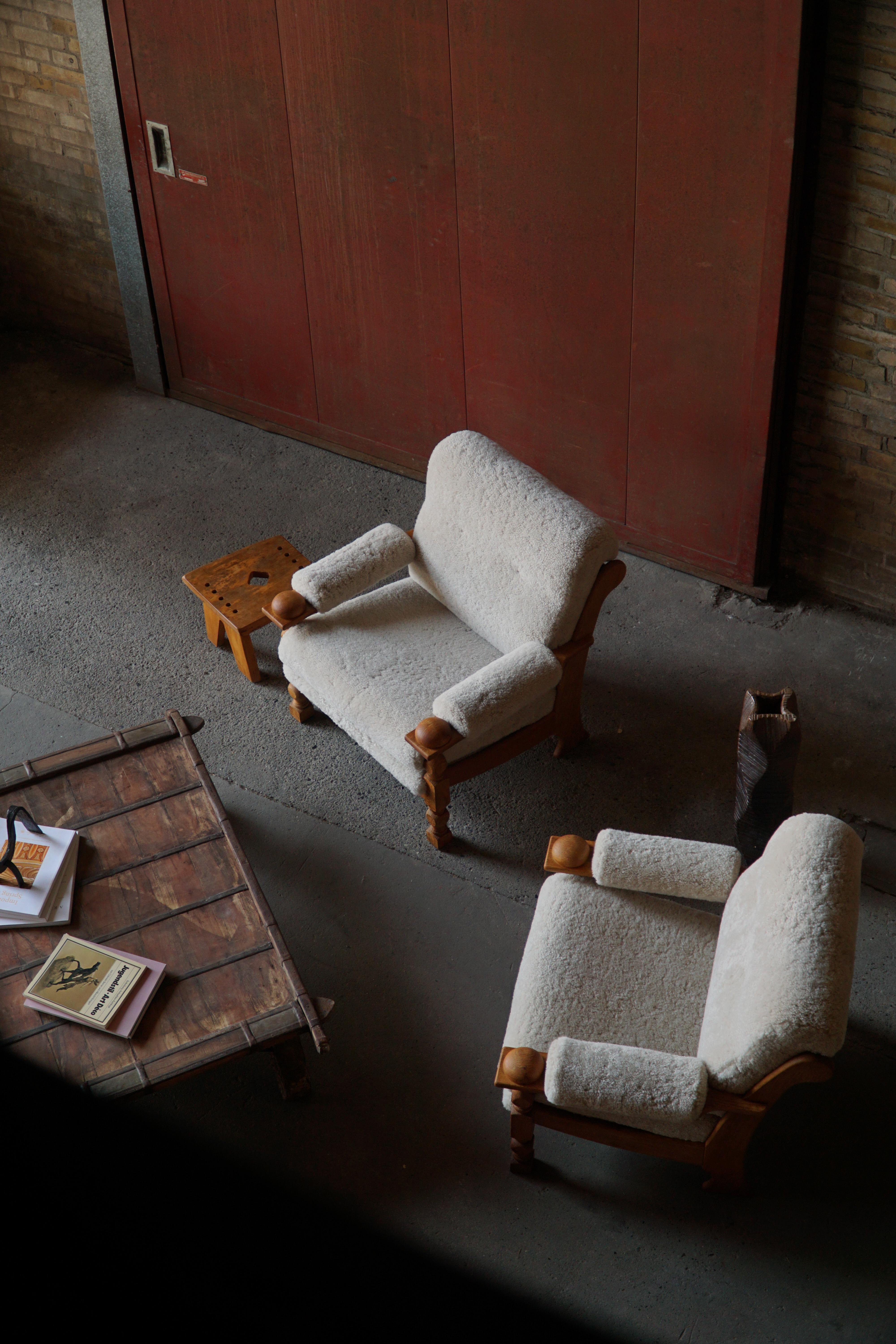 Henning Kjærnulf, Chaises longues en Oak et laine d'agneau, milieu du siècle danois, 1960s Bon état - En vente à Odense, DK