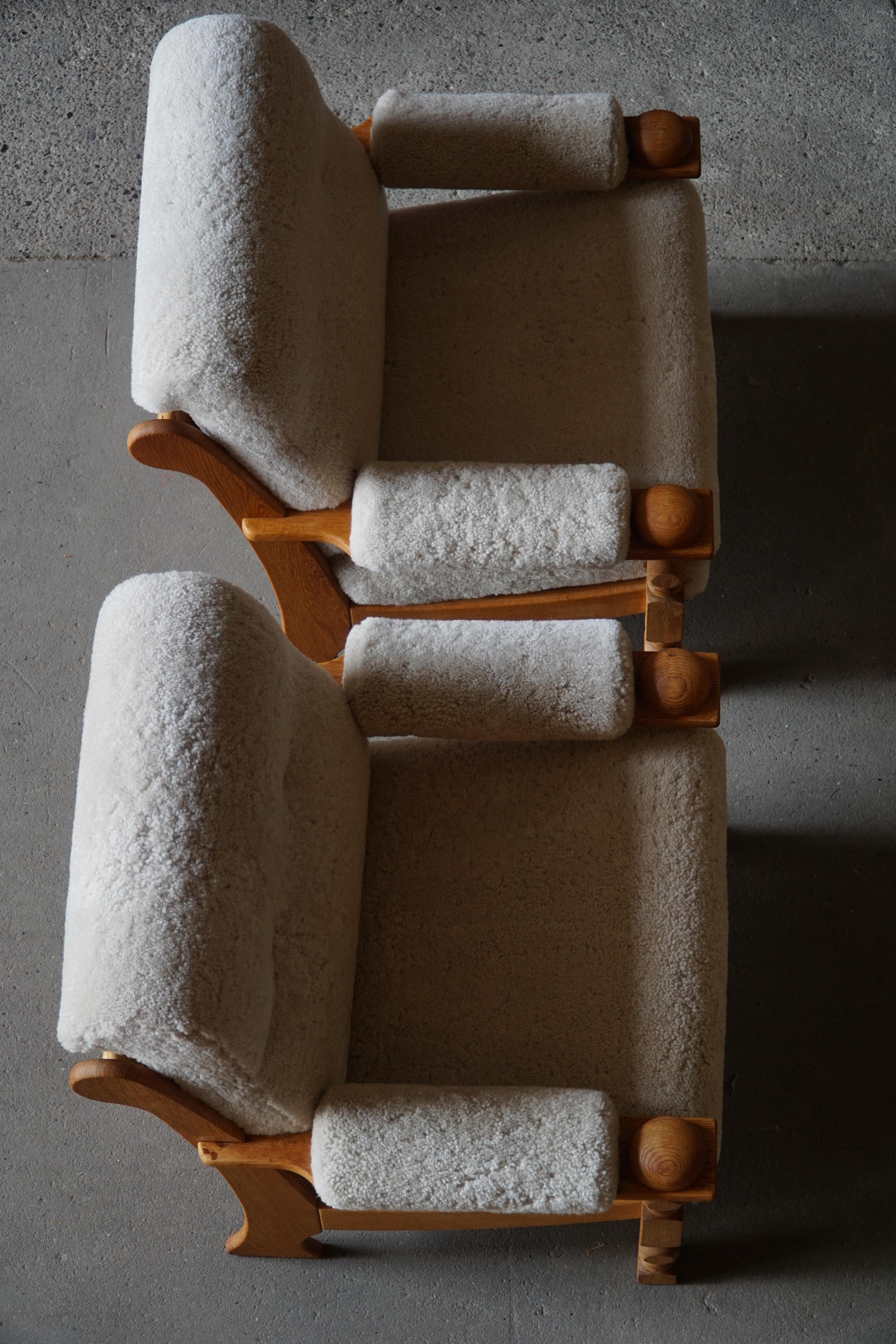 20ième siècle Henning Kjærnulf, Chaises longues en Oak et laine d'agneau, milieu du siècle danois, 1960s en vente