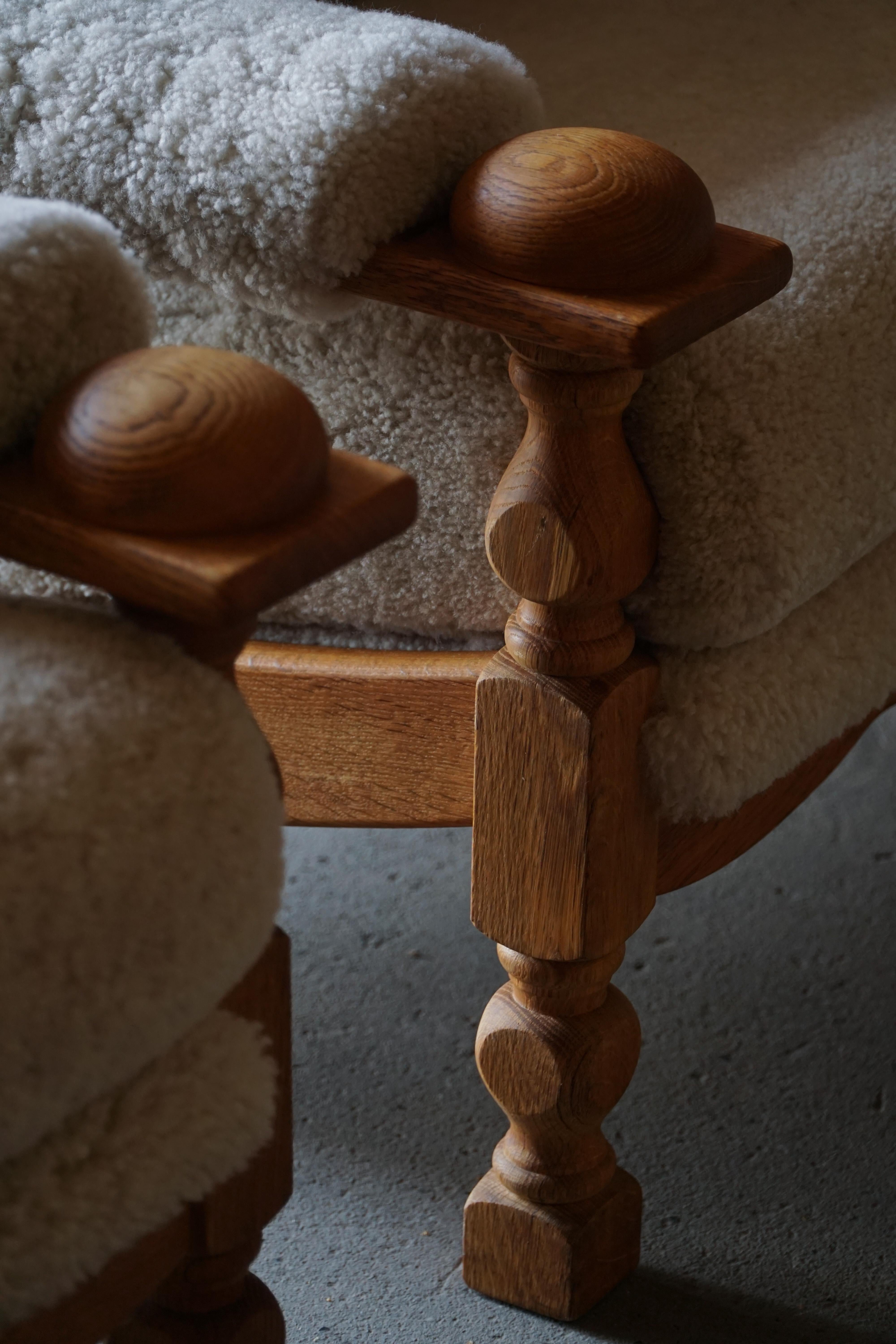 Cuir d'agneau Henning Kjærnulf, Chaises longues en Oak et laine d'agneau, milieu du siècle danois, 1960s en vente