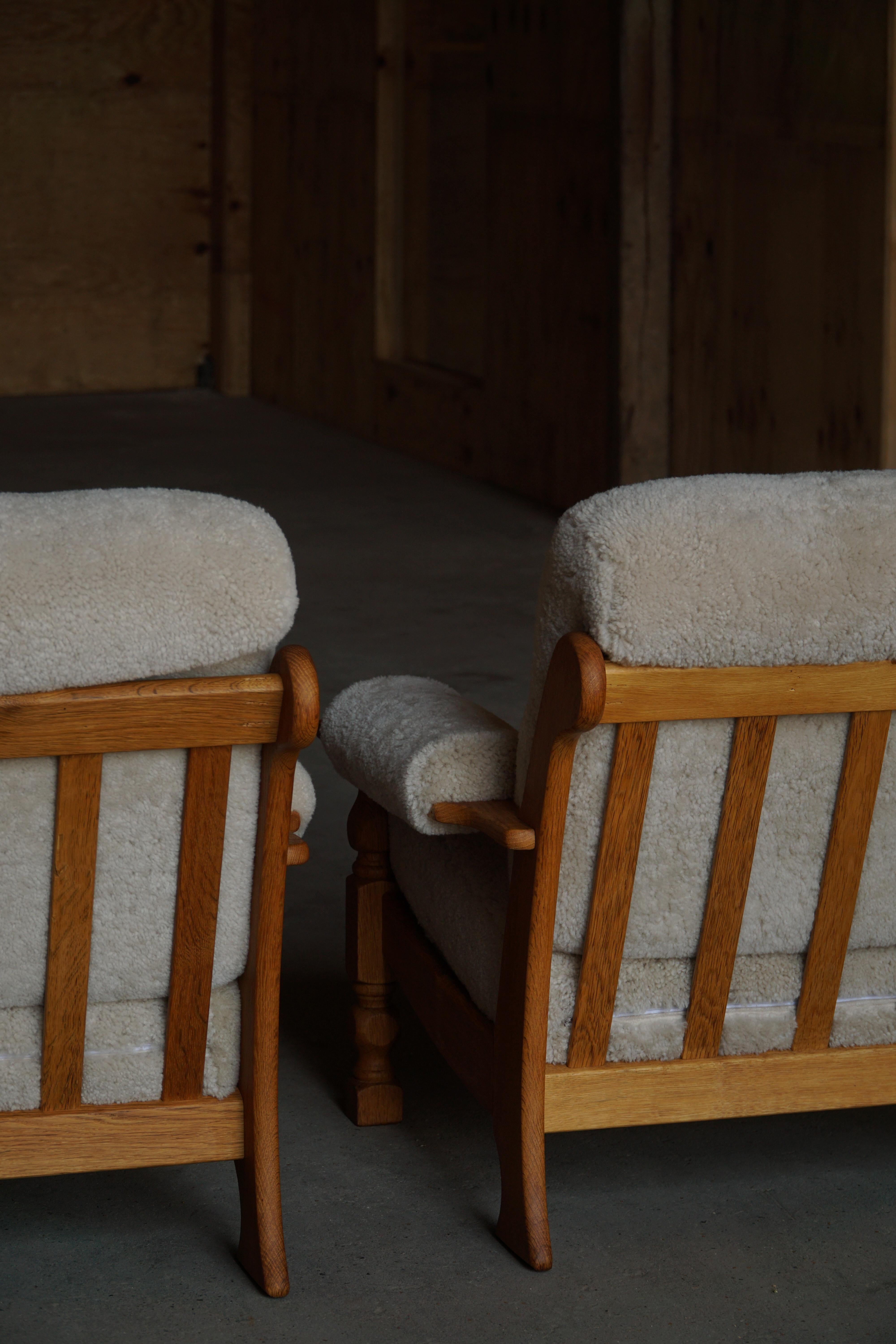 Henning Kjærnulf, Chaises longues en Oak et laine d'agneau, milieu du siècle danois, 1960s en vente 2