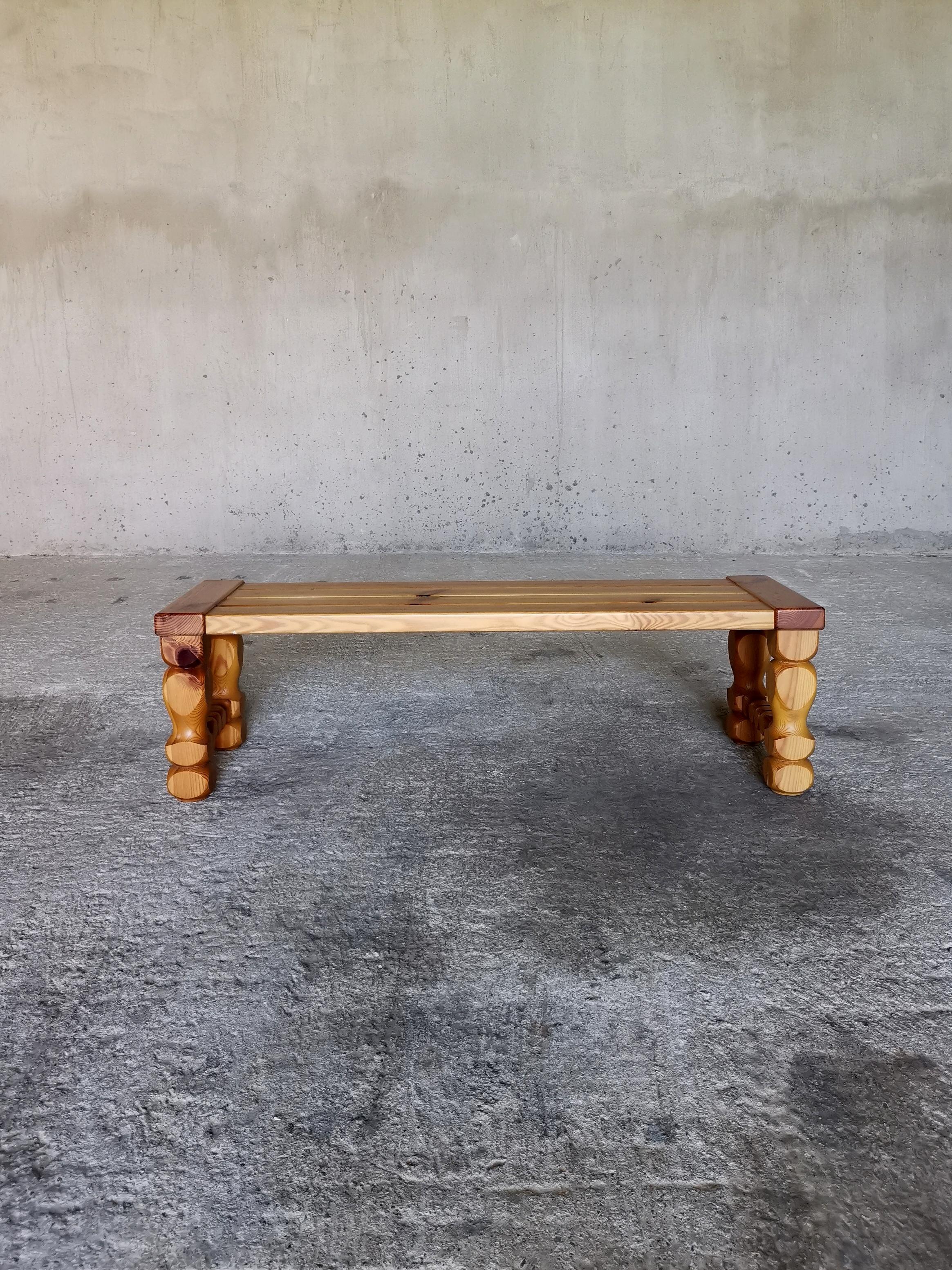 Table basse / banc de manière Henning Kjærnulf en pin massif d'Oregon. Danemark années 1960

Table basse / banc danois minimaliste avec des détails brutalistes. 

Avec un fin motif de grain de bois de pin, la correspondance élégante des quatre