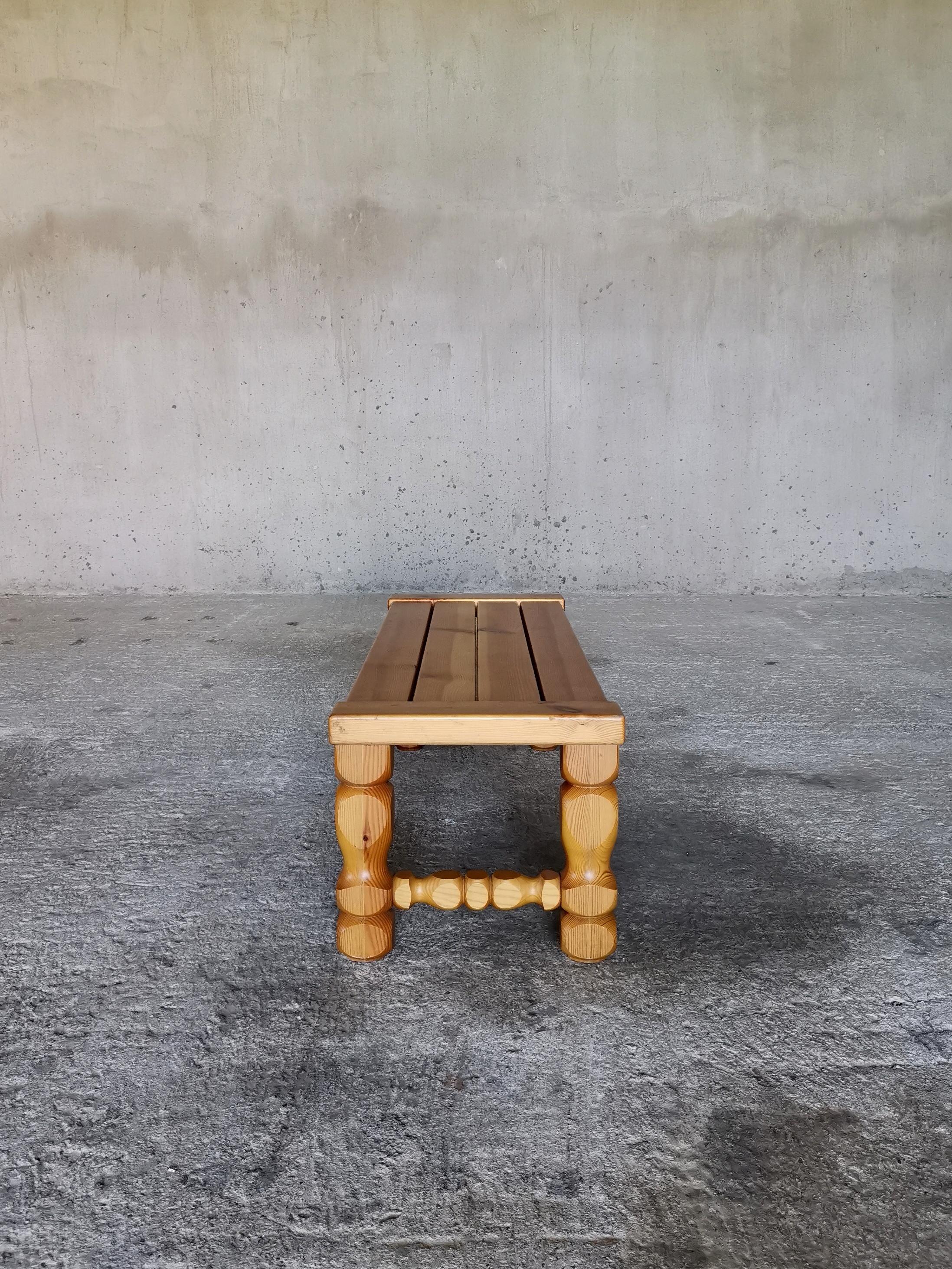 Scandinave moderne Table basse / banc de manière Henning Kjærnulf en pin massif d'Oregon. Danemark années 1960 en vente
