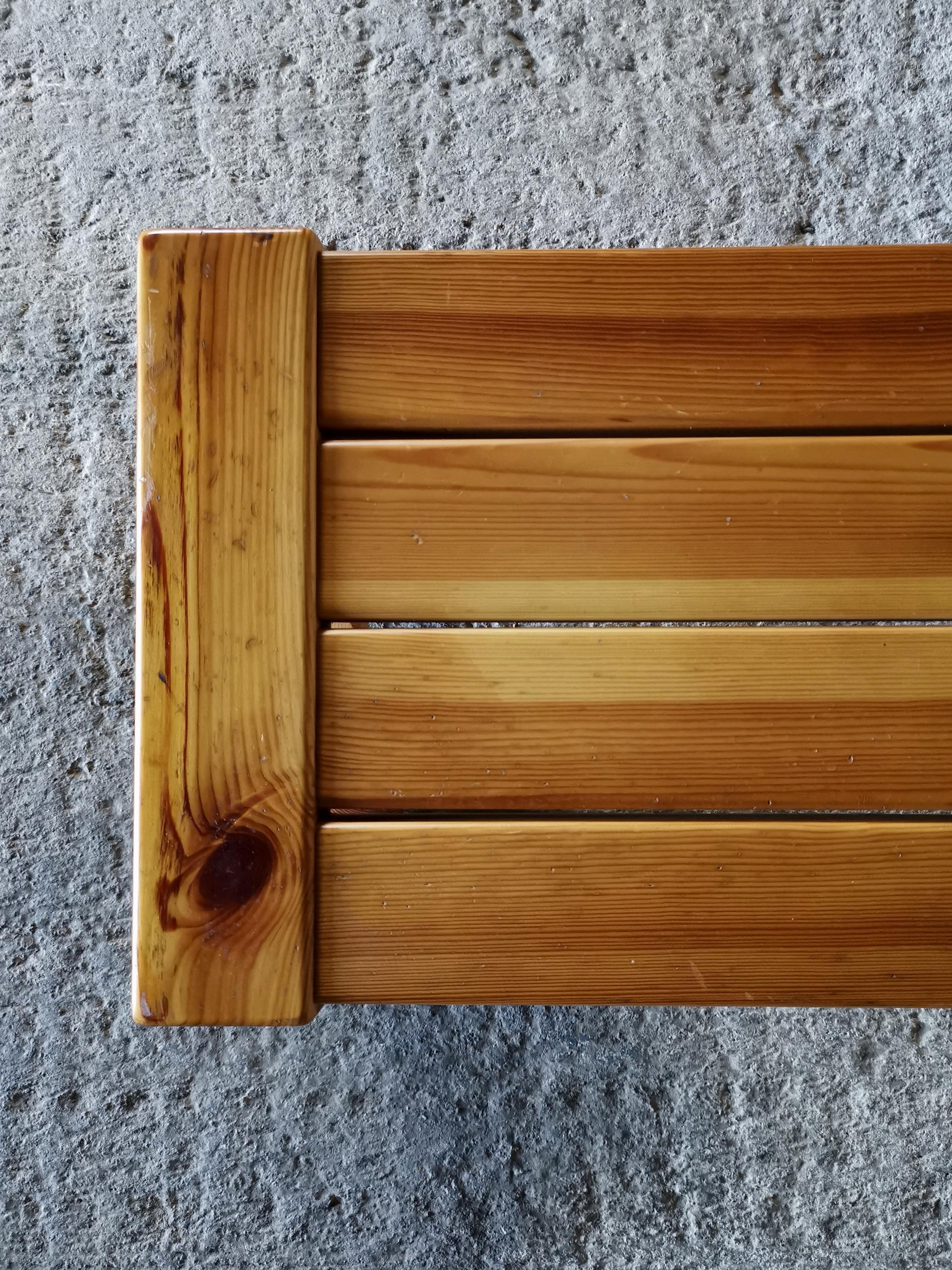 Tourné Table basse / banc de manière Henning Kjærnulf en pin massif d'Oregon. Danemark années 1960 en vente