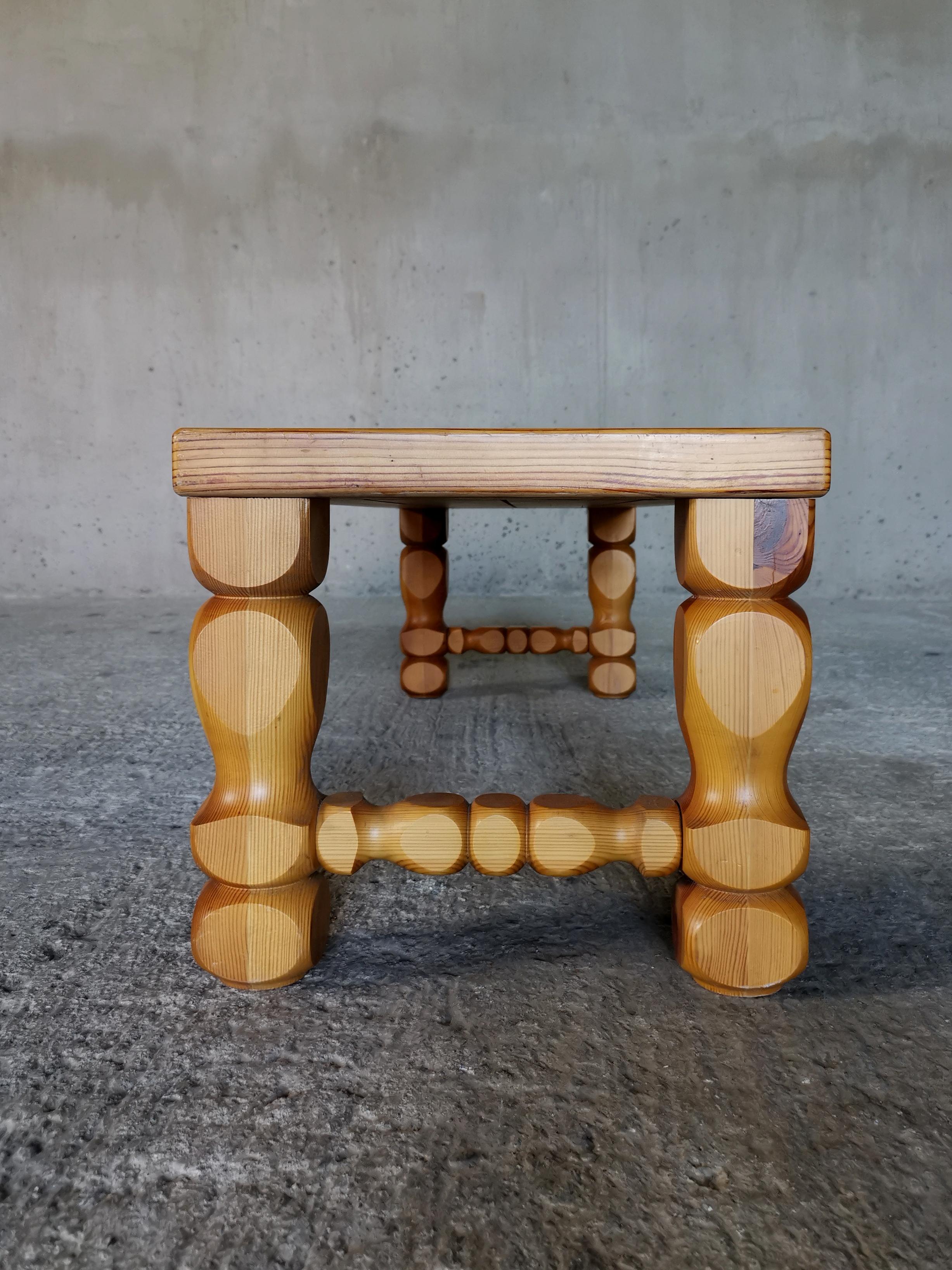Table basse / banc de manière Henning Kjærnulf en pin massif d'Oregon. Danemark années 1960 Bon état - En vente à Ystad, SE