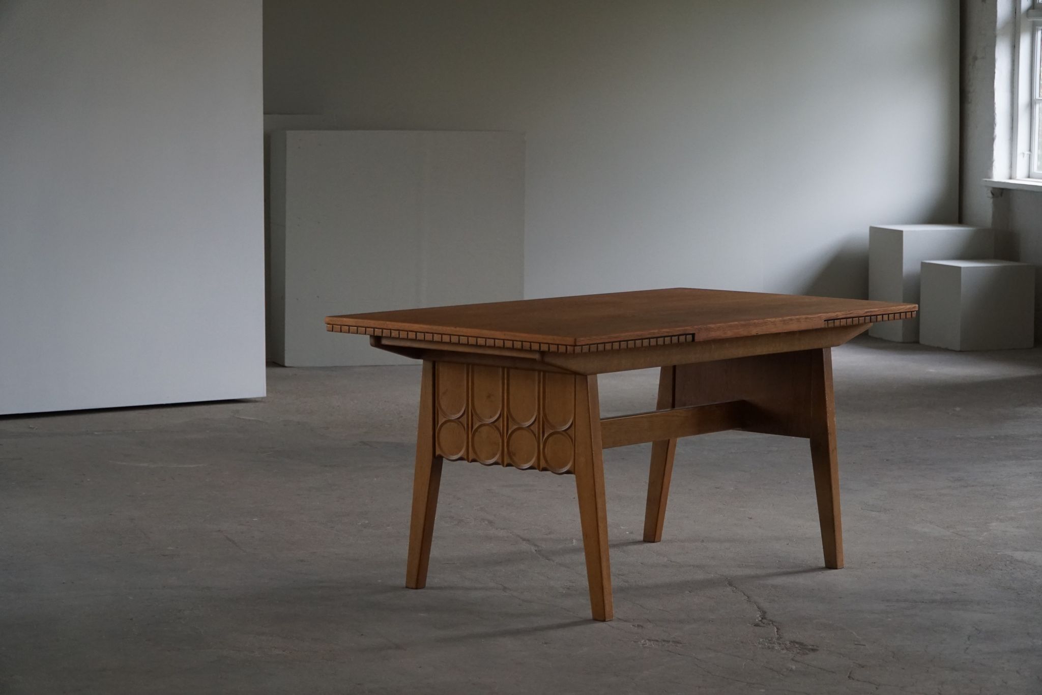 Such a sculptural dining table in oak with two extensions. Designed by Henning Kjærnulf for Nyrup Møbelfabrik, Denmark 1960s. Beautiful details and functionality as either a dining table or a freestanding desk. 

Extension measures:
50 cm