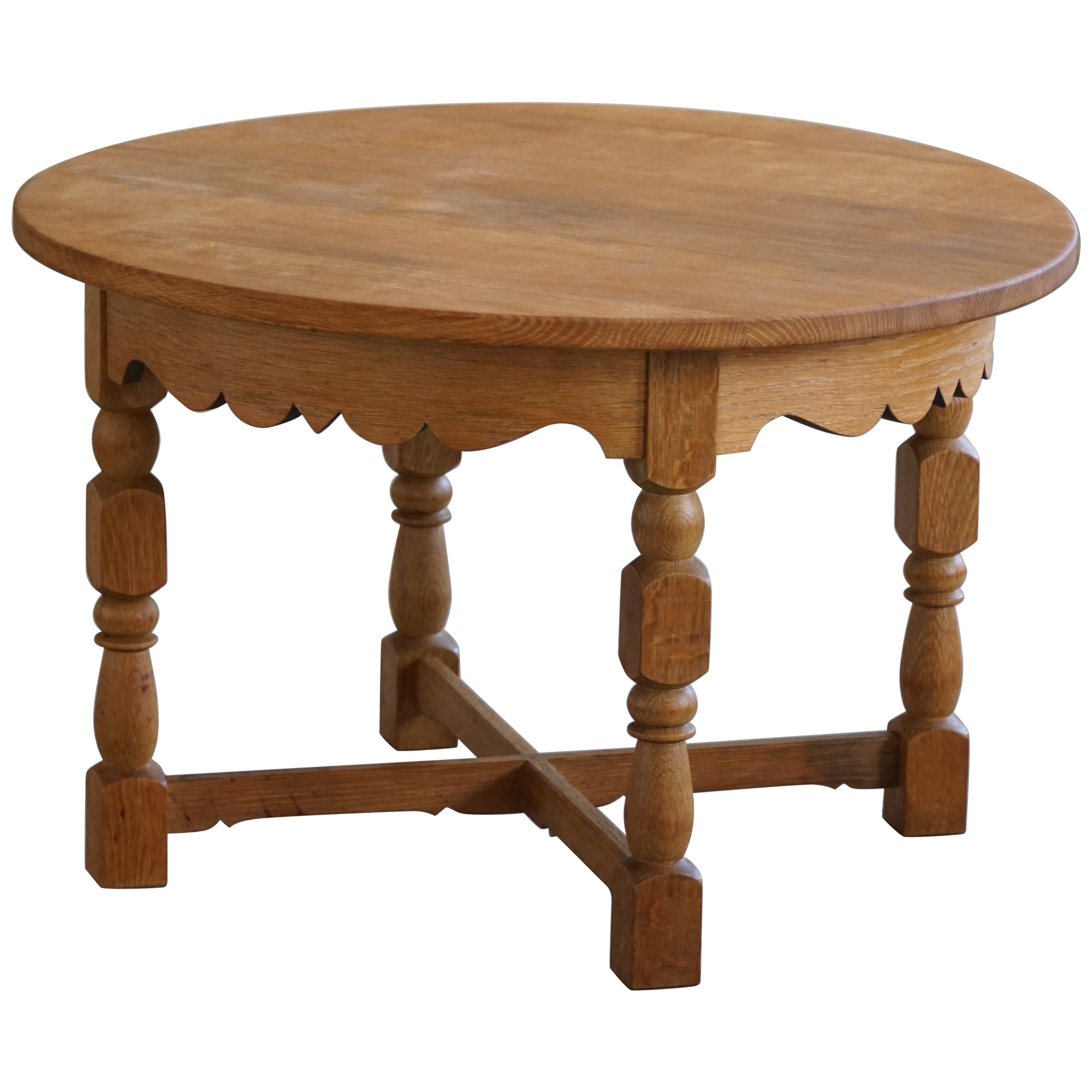 Henning Kjærnulf, table d'appoint ronde danoise du milieu du siècle en Oak massif, années 1960