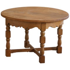 Henning Kjærnulf, table d'appoint ronde danoise du milieu du siècle en Oak massif, années 1960