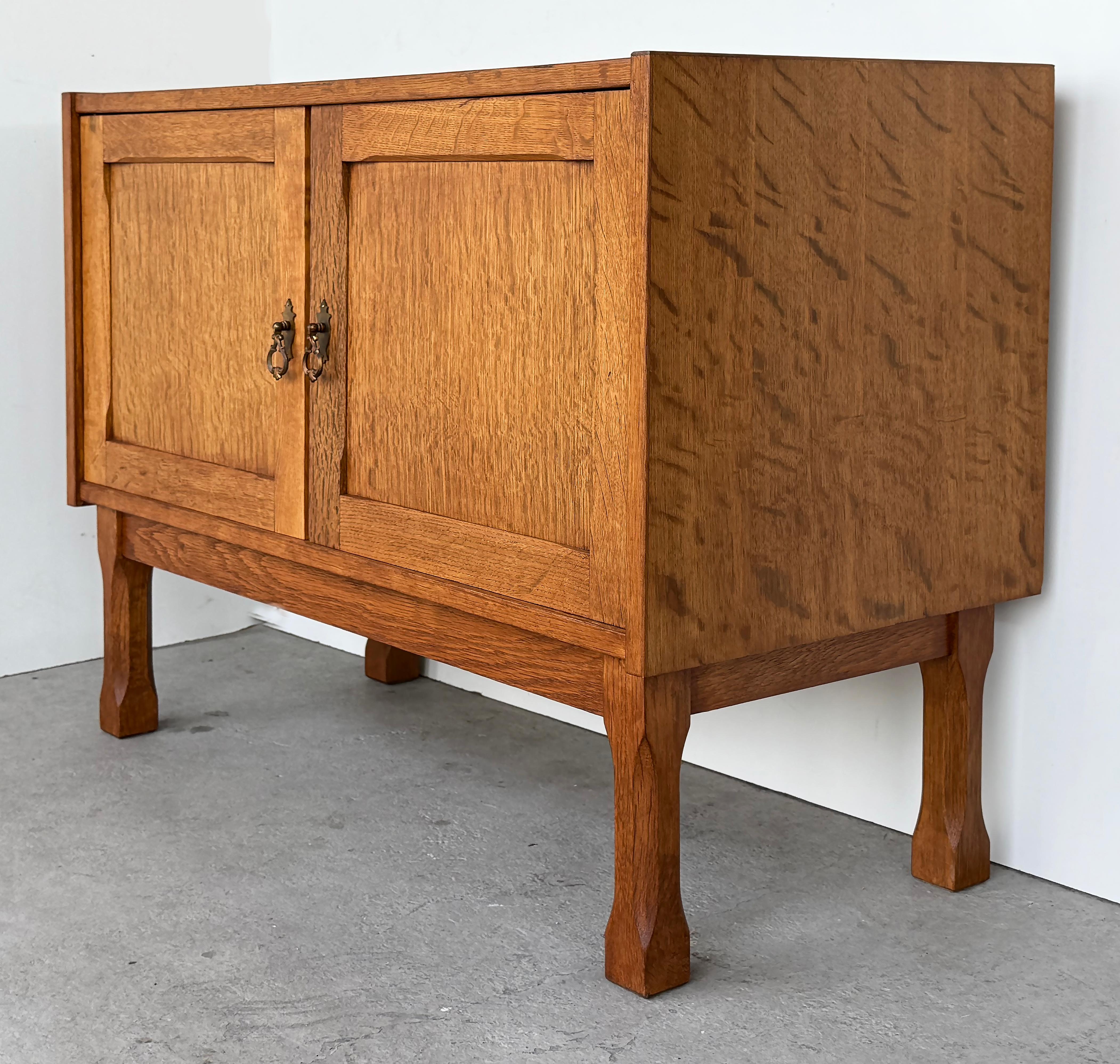 Henning Kjærnulf  Oak Brutalist Danish Modern Night stands


Offered for sale is a pair of Henning Kjærnulf oak Danish Modern night stands or side cabinets that have a great Brutalist look. The oak is quarter cut to have wonderful curly grain