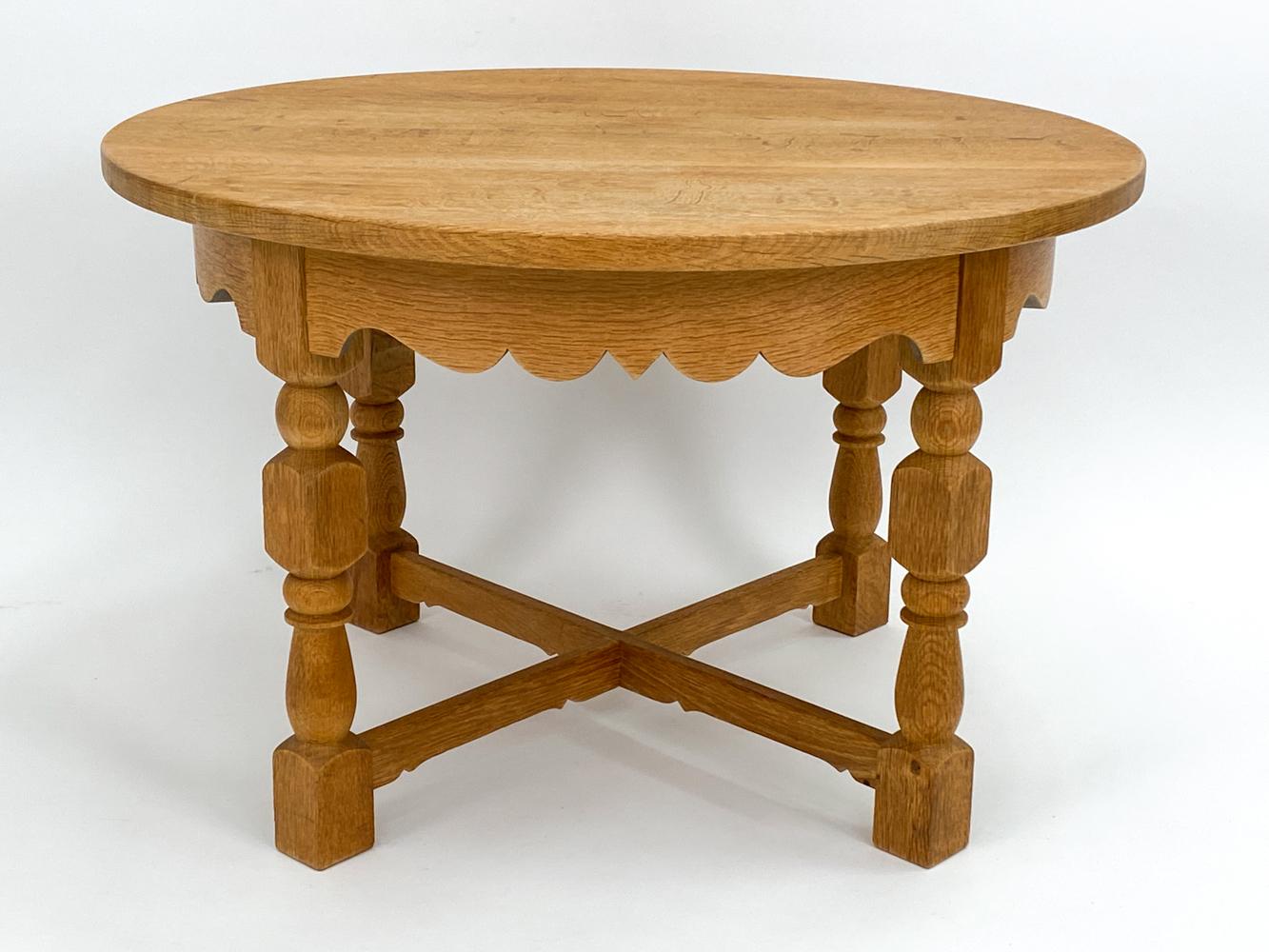 20ième siècle Henning Kjærnulf  Table basse circulaire en Oak en vente
