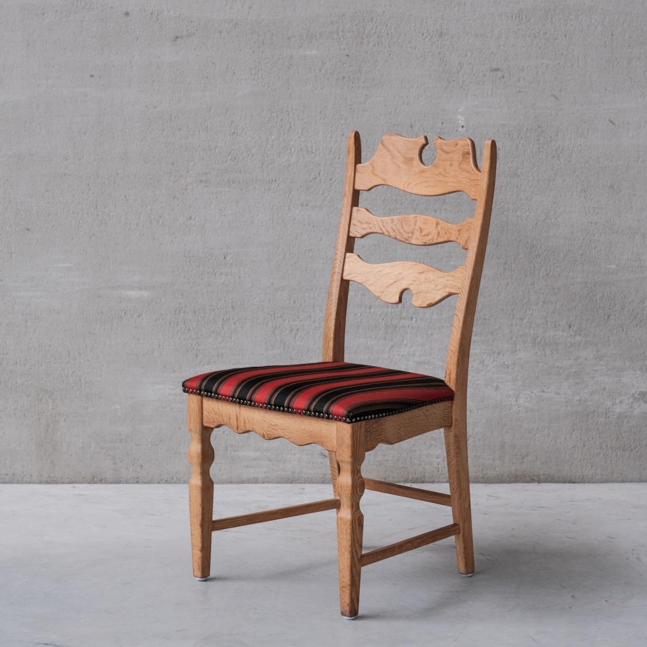 Un ensemble de six chaises à manger en chêne. 

Danemark, années 1960. 

Par Henning Kjaernulf. 

La tapisserie d'origine est conservée, en bon état vintage, mais nous encourageons normalement le re-tapisage, que nous pouvons offrir sur