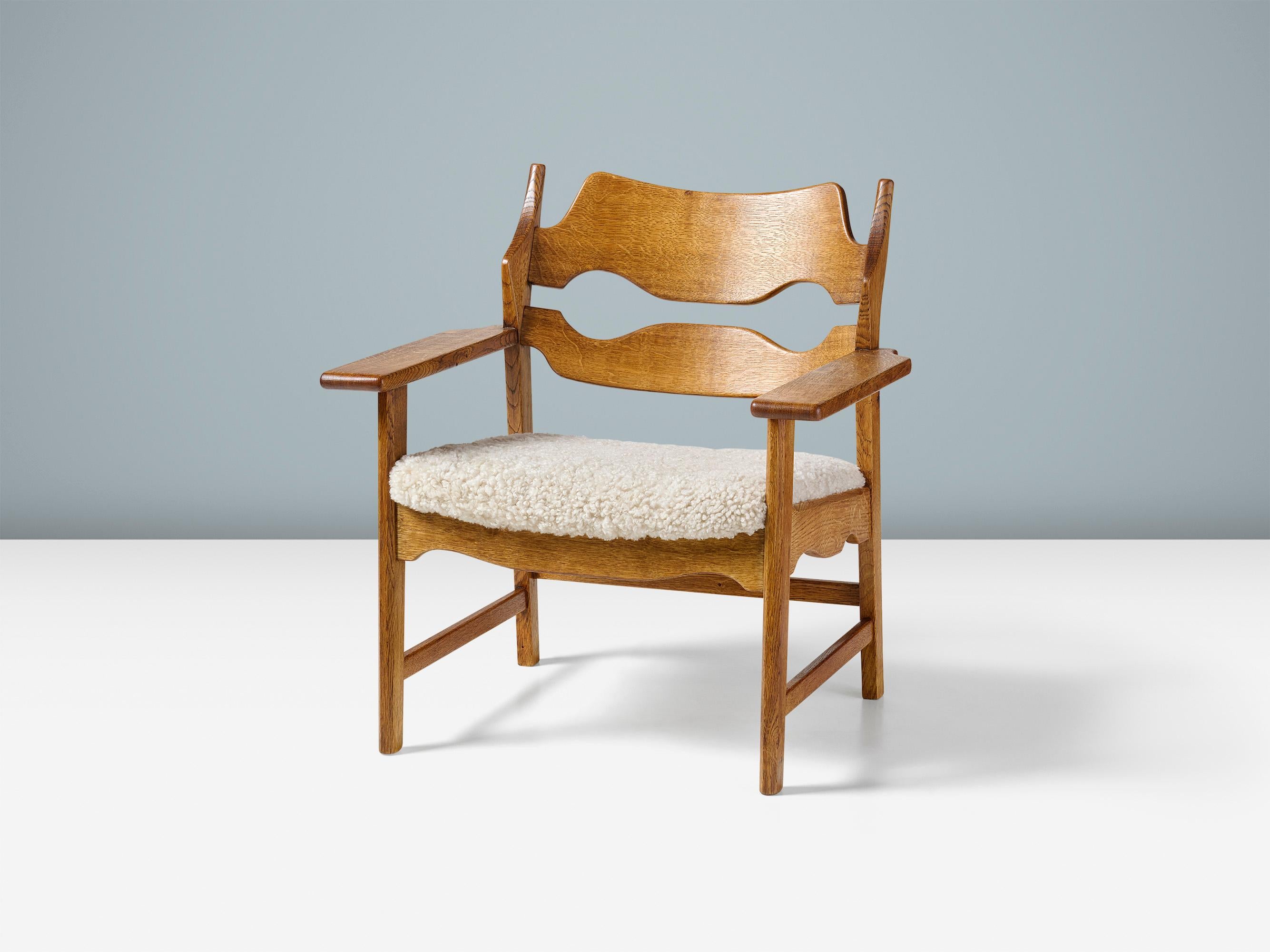Henning Kjaernulf - Sedie a lama di rasoio, 1960.

Sedie da salotto uniche prodotte da Nyrup Møbelfabrik, Danimarca 1960. Le sedie presentano schienali intagliati a forma di lama di rasoio e braccioli spessi e larghi, tutti realizzati in rovere