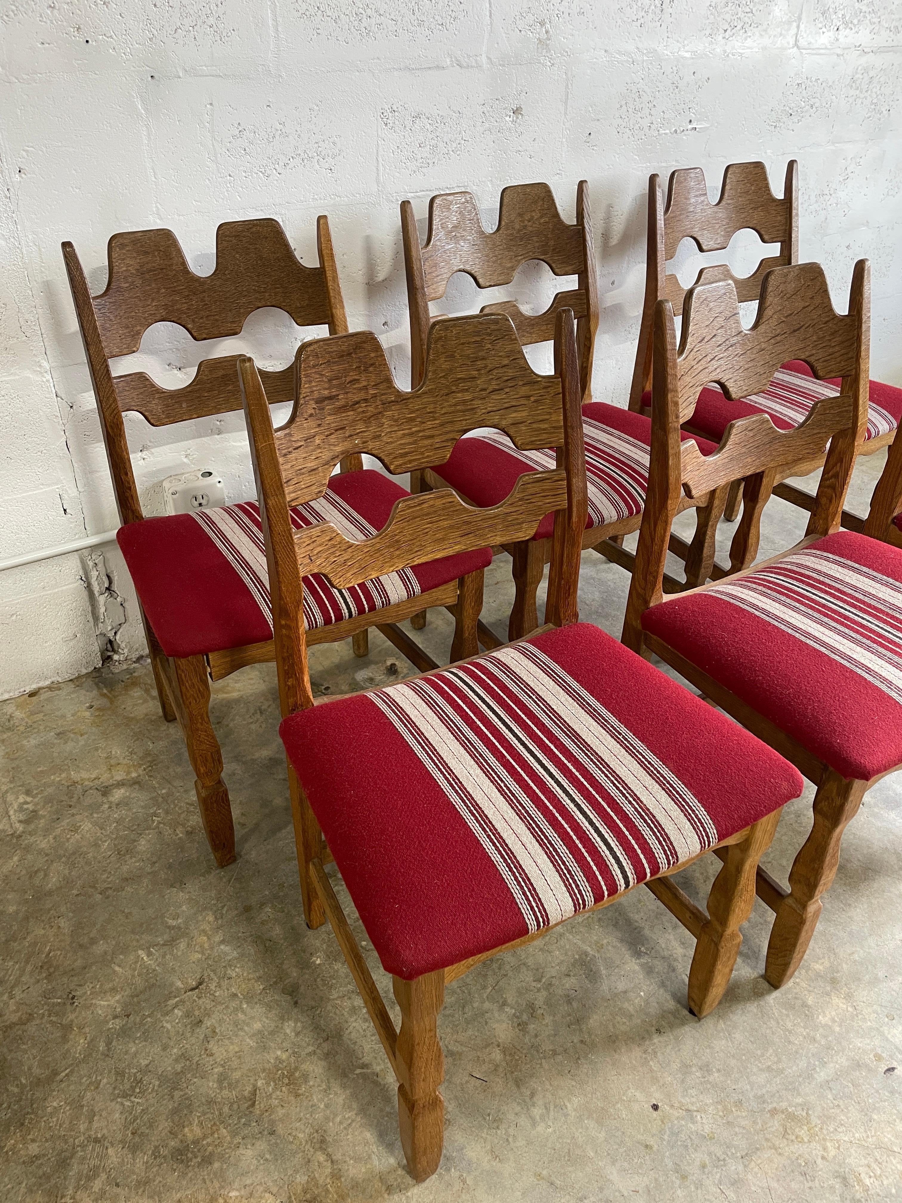Set of 6 oak Henning Kjaernulf dining chairs. Known as Razorbacks or Razorblades. Original red cushions.