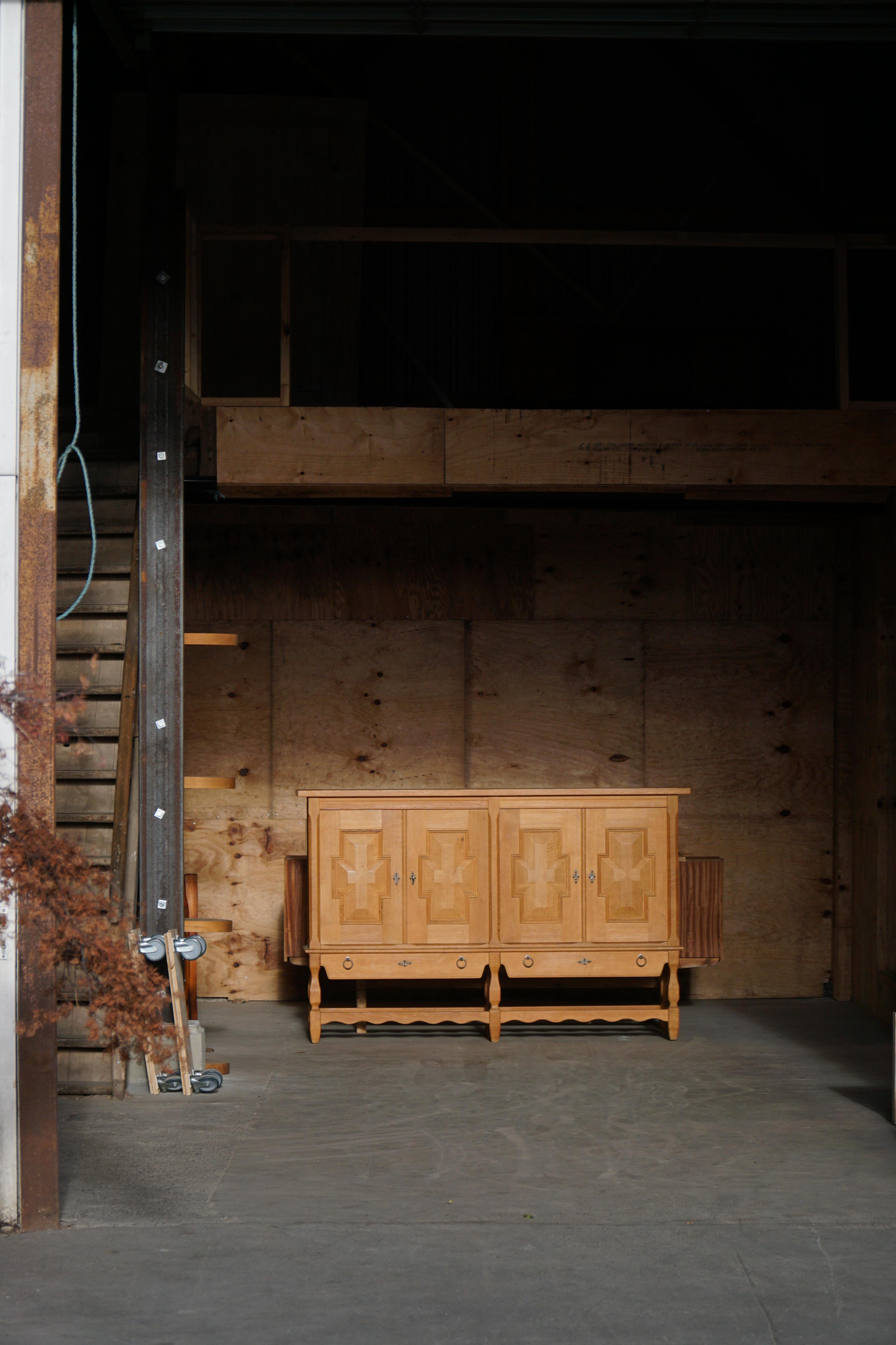 Scandinavo moderno Henning Kjærnulf, Credenza in Oak, metà secolo danese, Nyrup Møbelfabrik, 1960s in vendita
